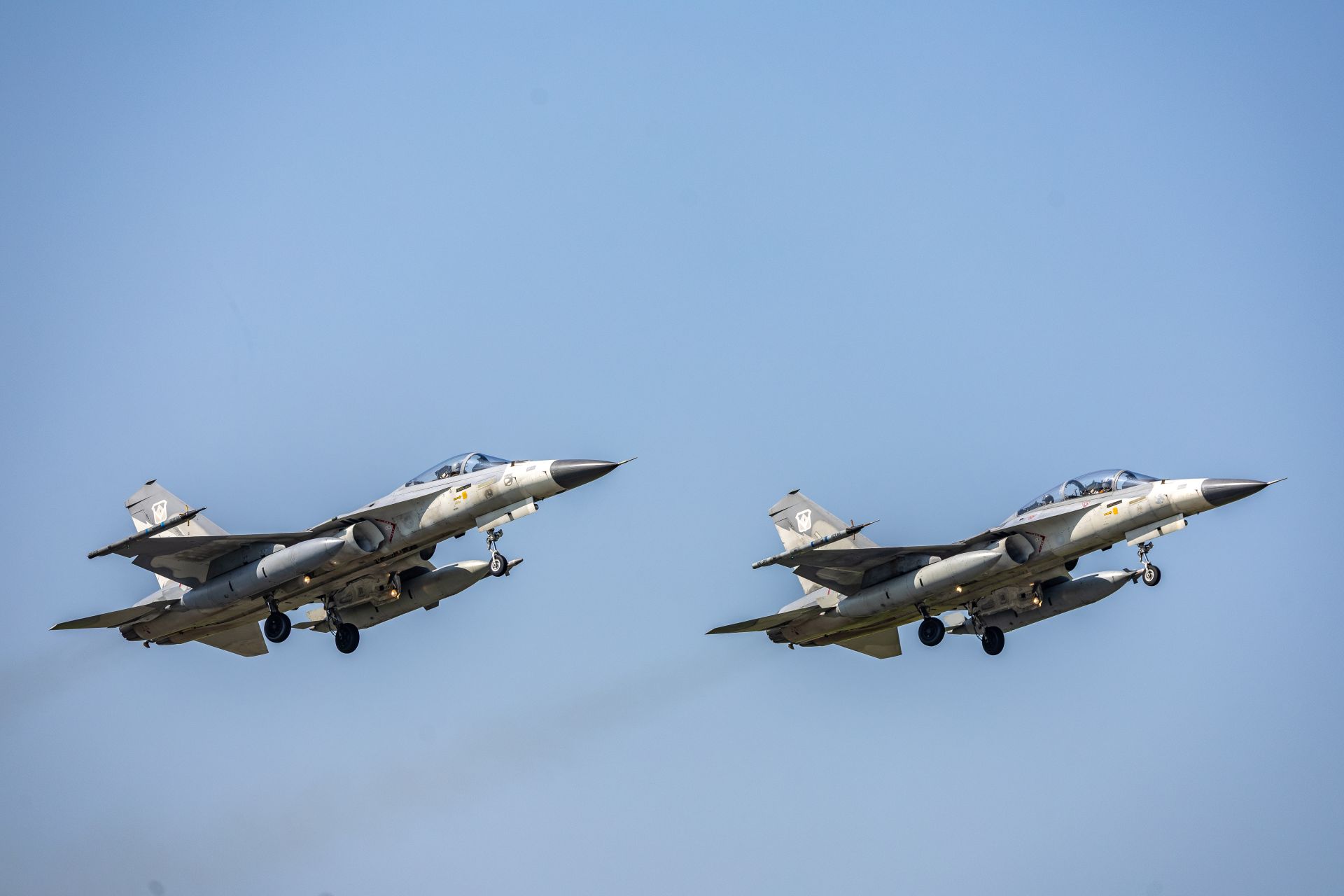 空軍第1聯隊昨日舉辦80週年隊慶活動，安排IDF戰機以大雁隊形編隊衝場。（記者葉軒瑜攝）