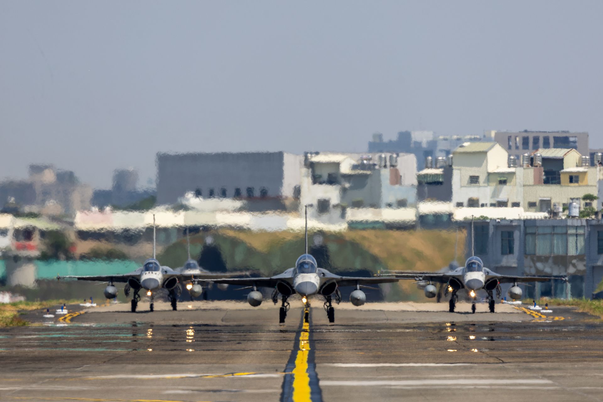  IDF經國號戰機以5機編隊進行「大象走路」，展現聯隊精實戰力。（記者葉軒瑜攝）