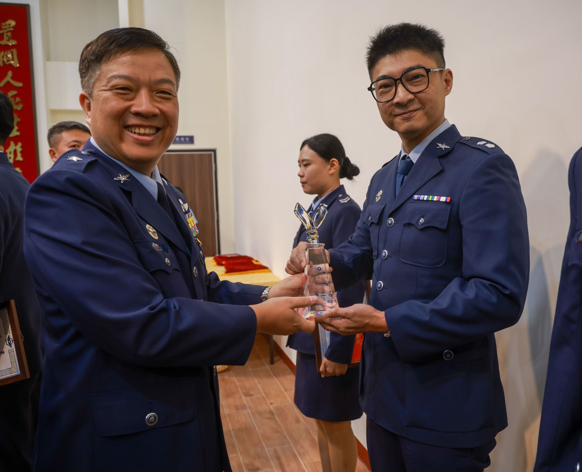 慶祝大會上表揚有功人員，聯隊長廖少將嘉勉表現卓越官兵及體育競賽表現優秀單位。（記者葉軒瑜攝）