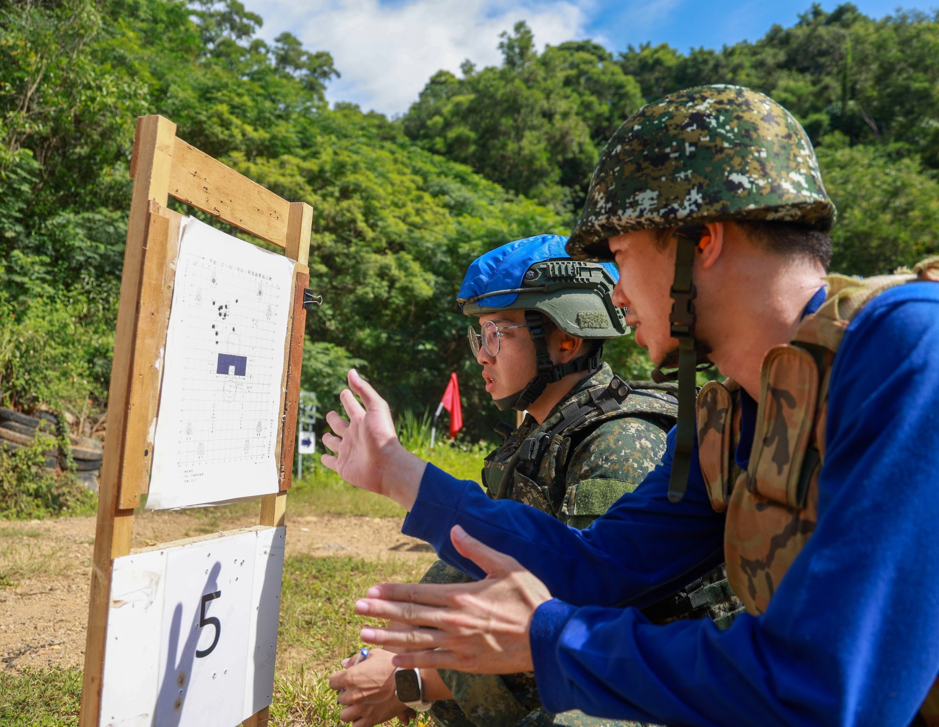 後備軍人利用「25公尺歸零射擊」將槍枝操作原理逐一複習，透由彈著校正步槍射擊精準度。（記者葉軒瑜攝）