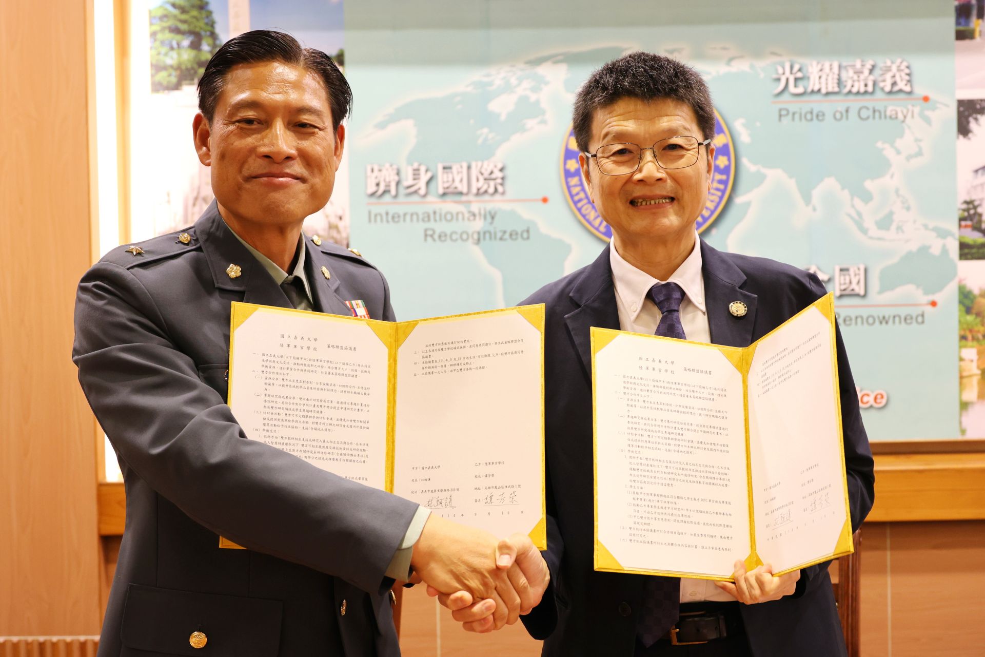 陸官校長譚少將（左）與嘉大校長林翰謙（右）代表雙方完成協議簽署。（嘉義大學提供）