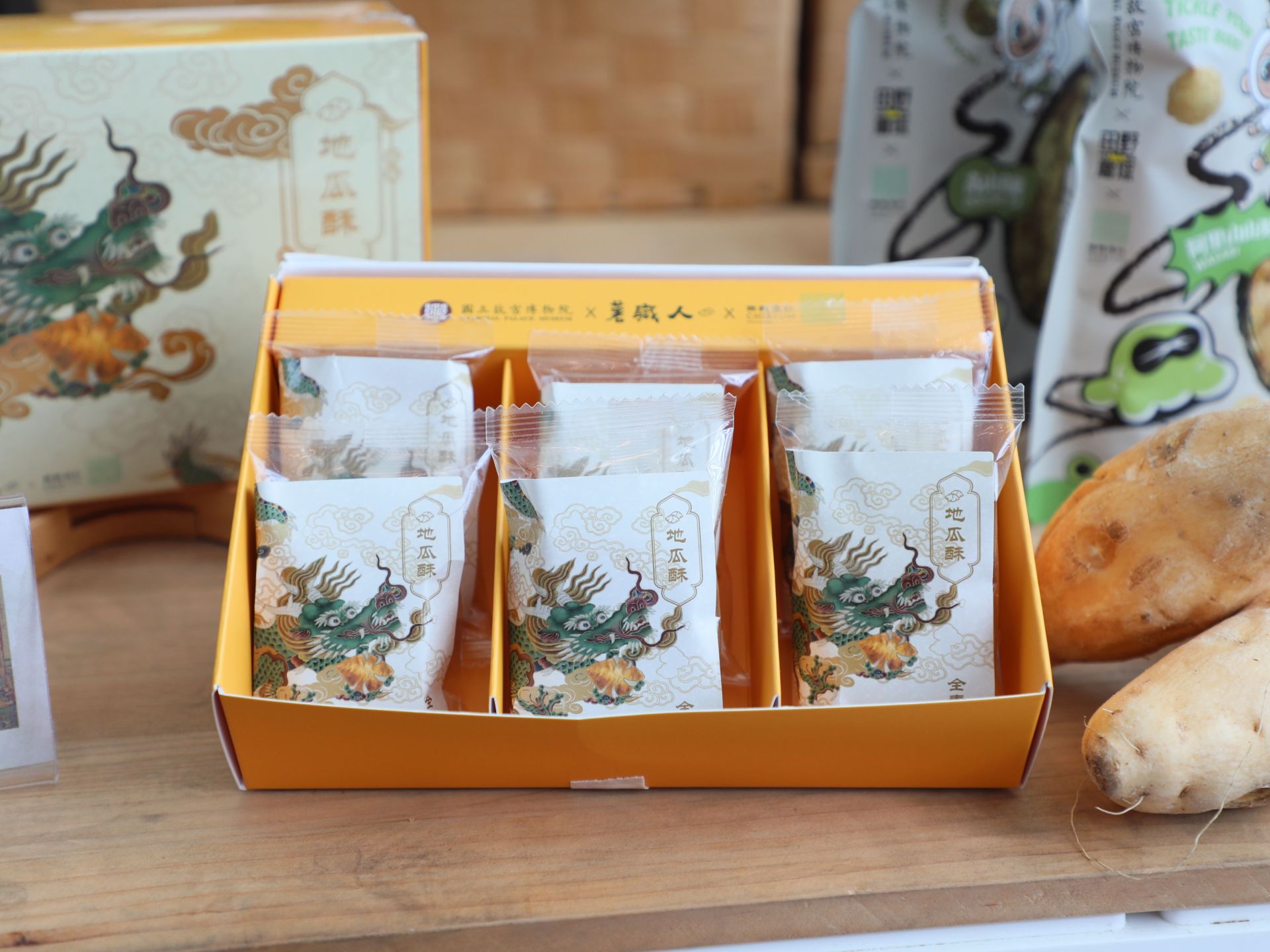 嘉義縣政府與故宮博物院攜手推出全新聯名中秋禮盒，將嘉義特色農產品與故宮的文化底蘊相融合。（嘉義縣政府提供）