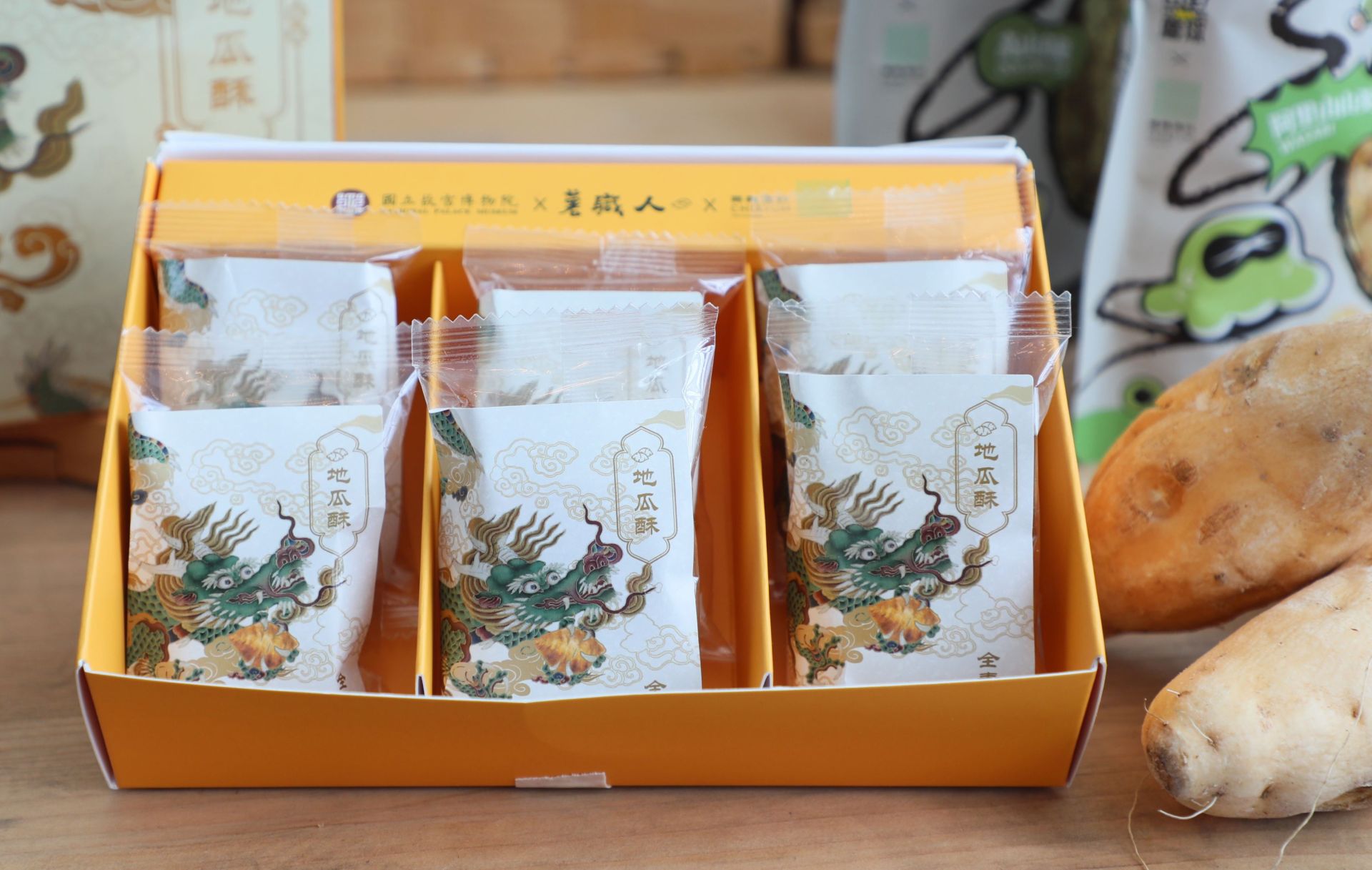 嘉義縣政府與故宮博物院攜手推出全新聯名中秋禮盒，融合嘉義特色農產品與故宮文化底蘊。（嘉義縣政府提供）