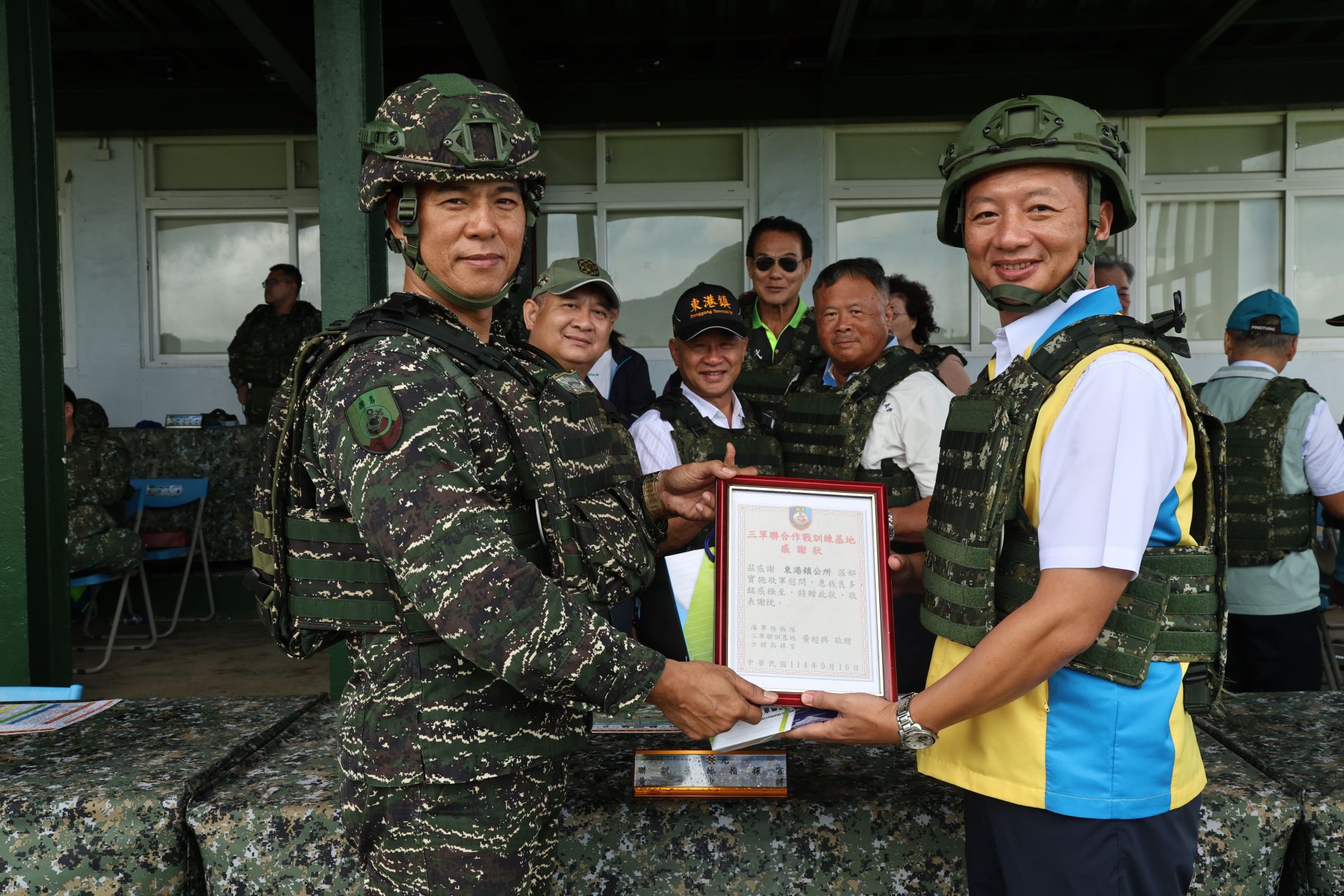 三軍聯訓基地指揮官黃少將向前來慰訪的東港鎮公所秋節敬軍團表達謝忱。（記者孫建屏攝）
