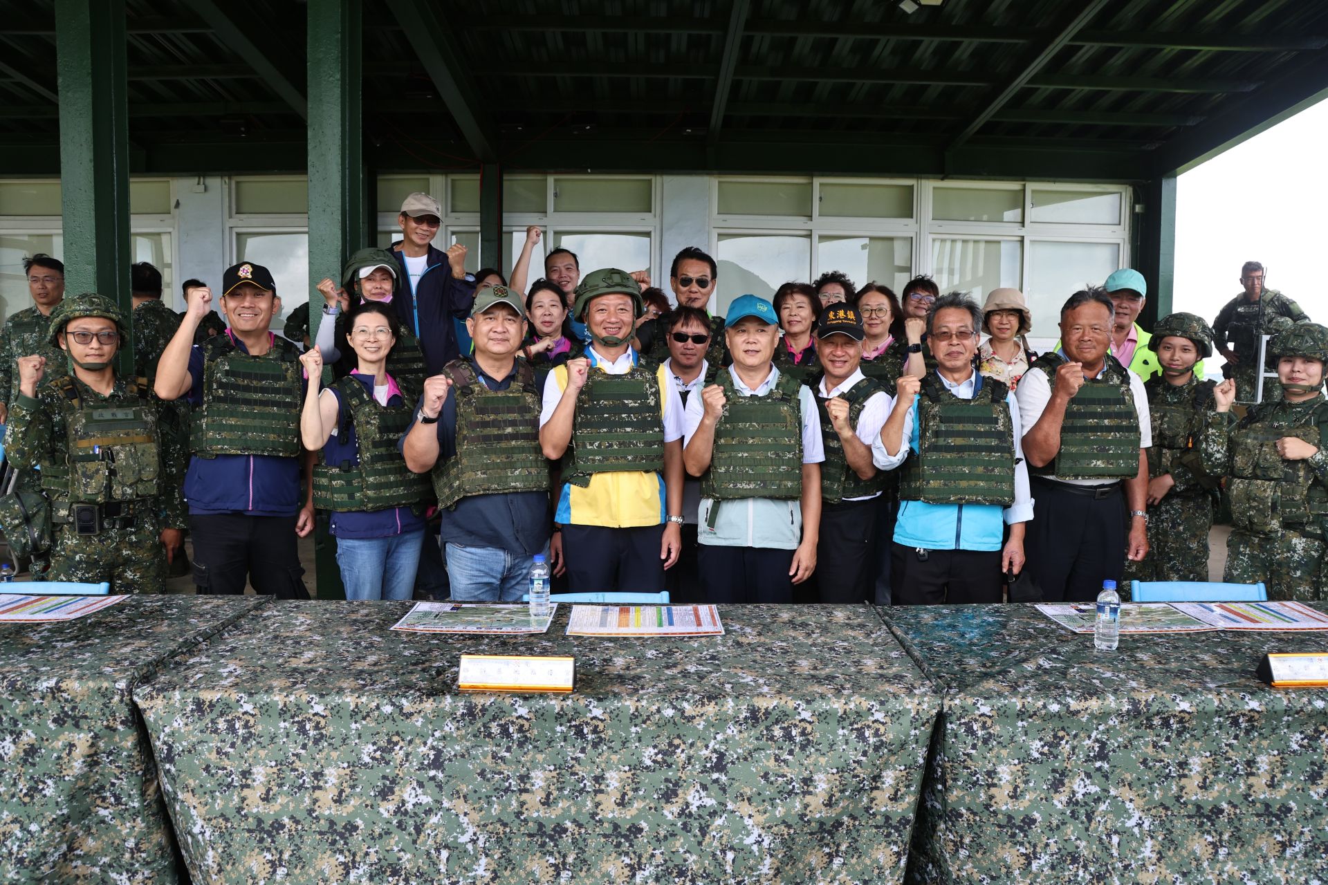 東港、潮州鎮公所秋節敬軍團今日慰訪三軍聯訓基地，見證參演部隊的精實戰力。（記者孫建屏攝）