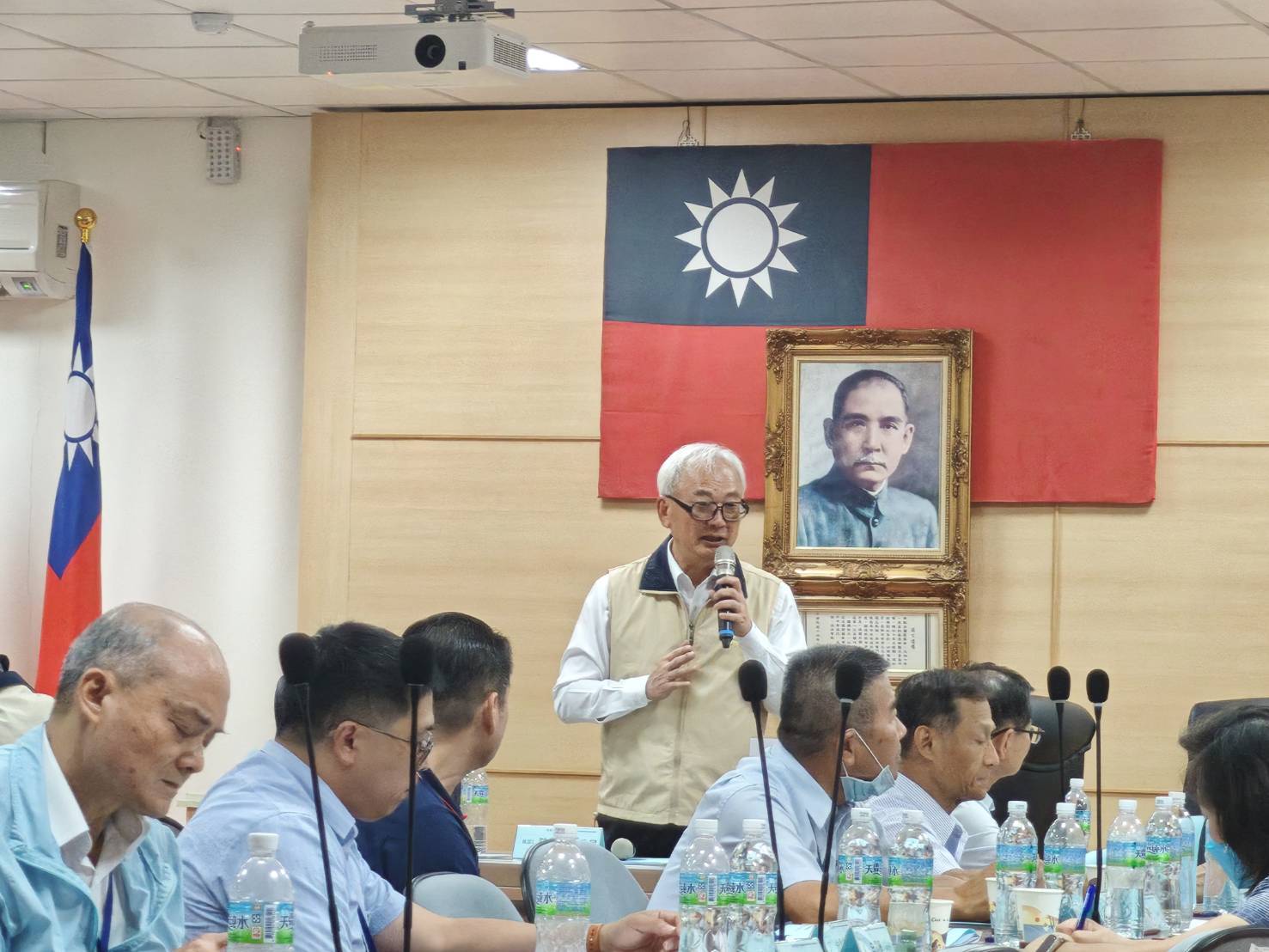 輔導會副主任委員陳進廣與北區事業、安養、醫療、職訓及服務機構與會代表，就輔導會6大核心工作進行深入討論。（臺北市榮服處提供）