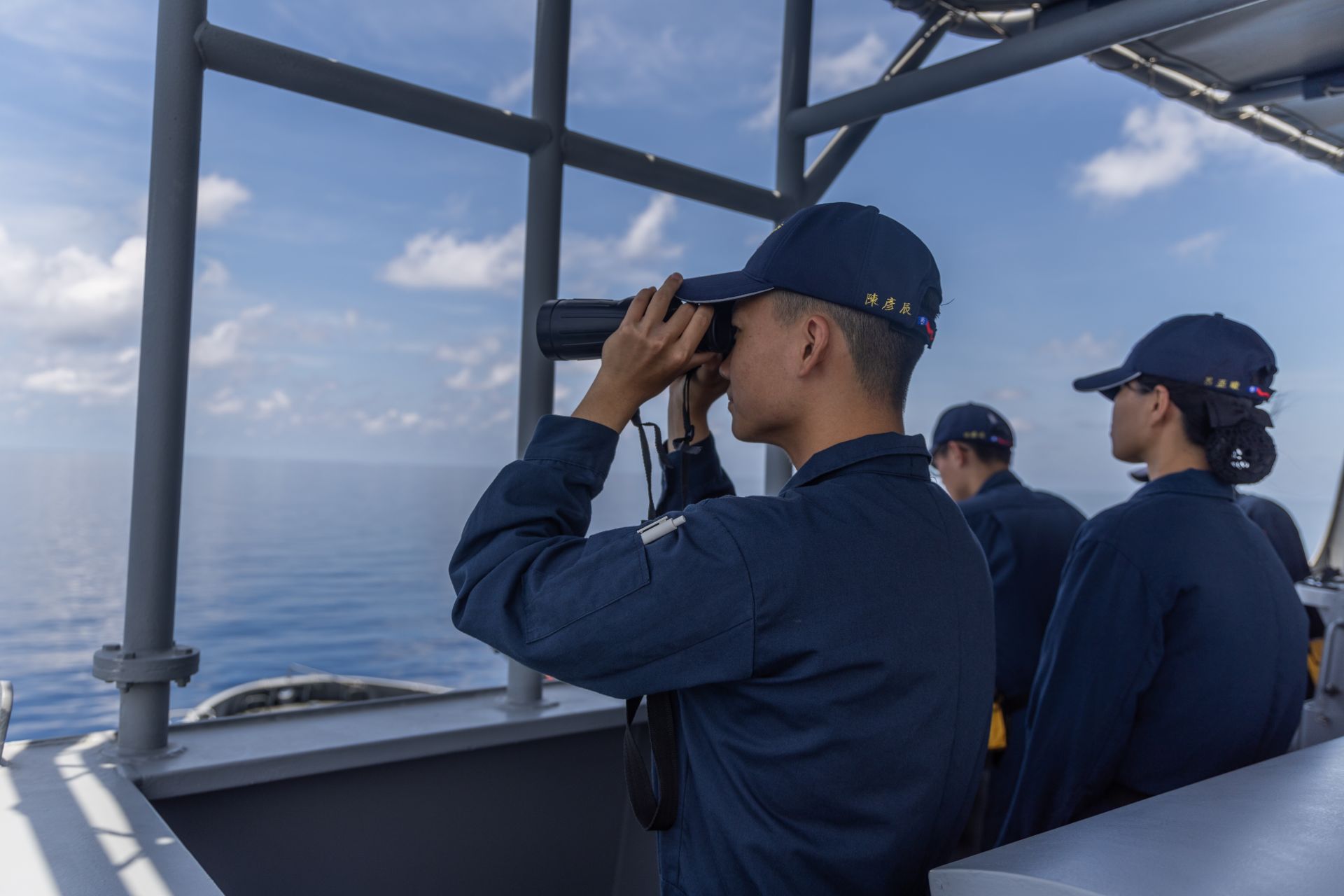  官校生擔負左右暸望手，掌握水面狀況。（記者林睿奕攝）