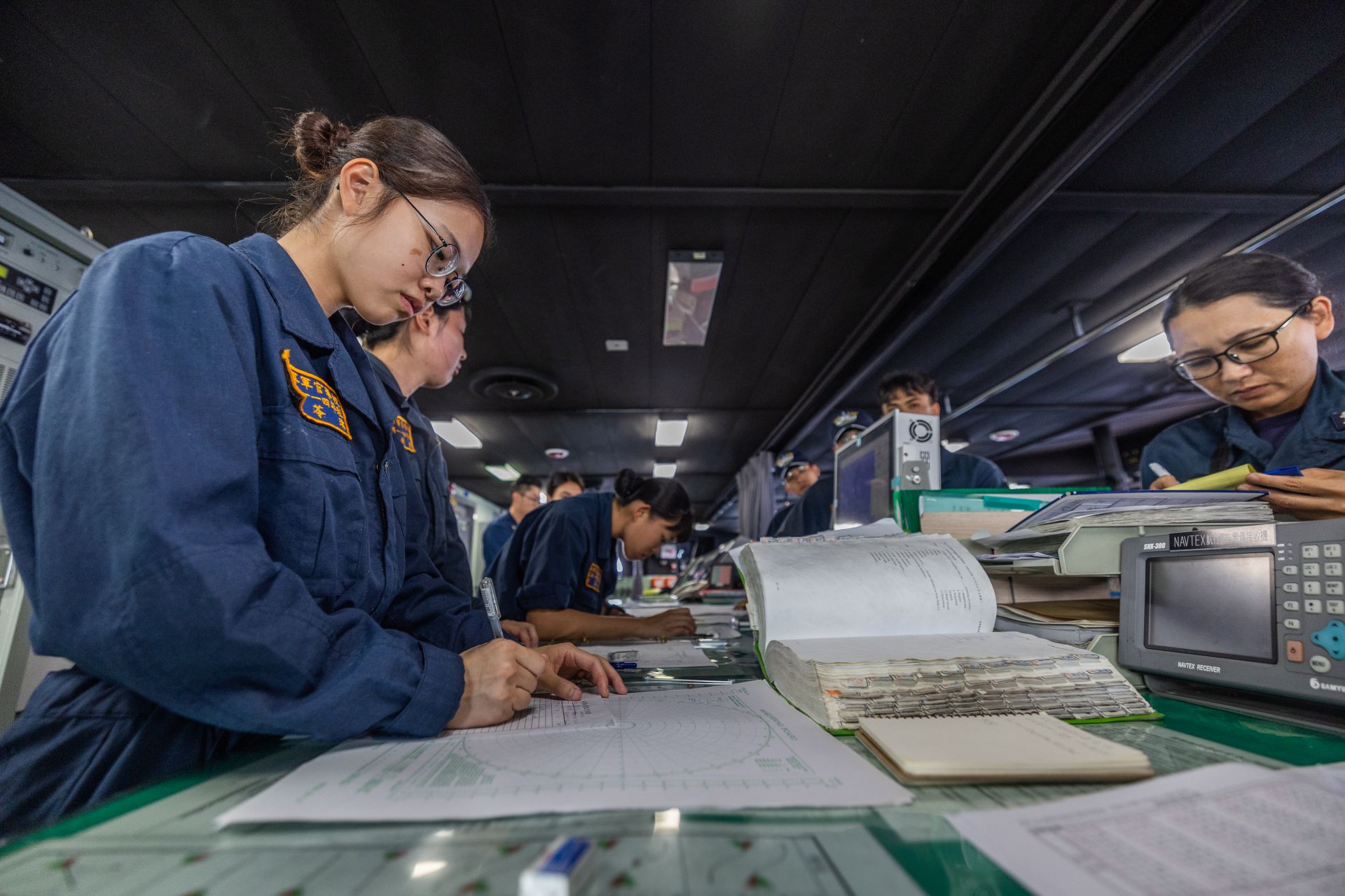  實際繪製海圖，提升實務經驗。（記者林睿奕攝）