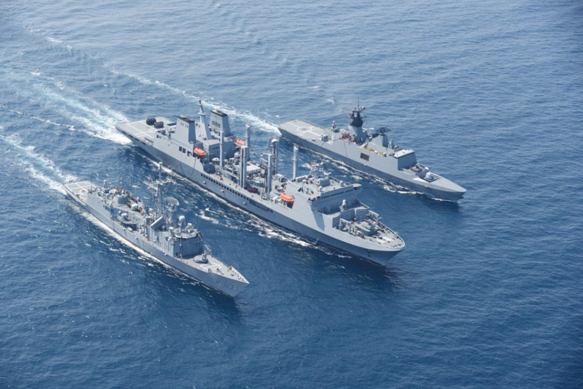  敦睦支隊納編成功級飛彈巡防艦「鄭和軍艦」（前1）、油彈補給艦「磐石軍艦」（中）及康定級飛彈巡防艦「武昌軍艦」（後），共3艘。（記者林睿奕攝）