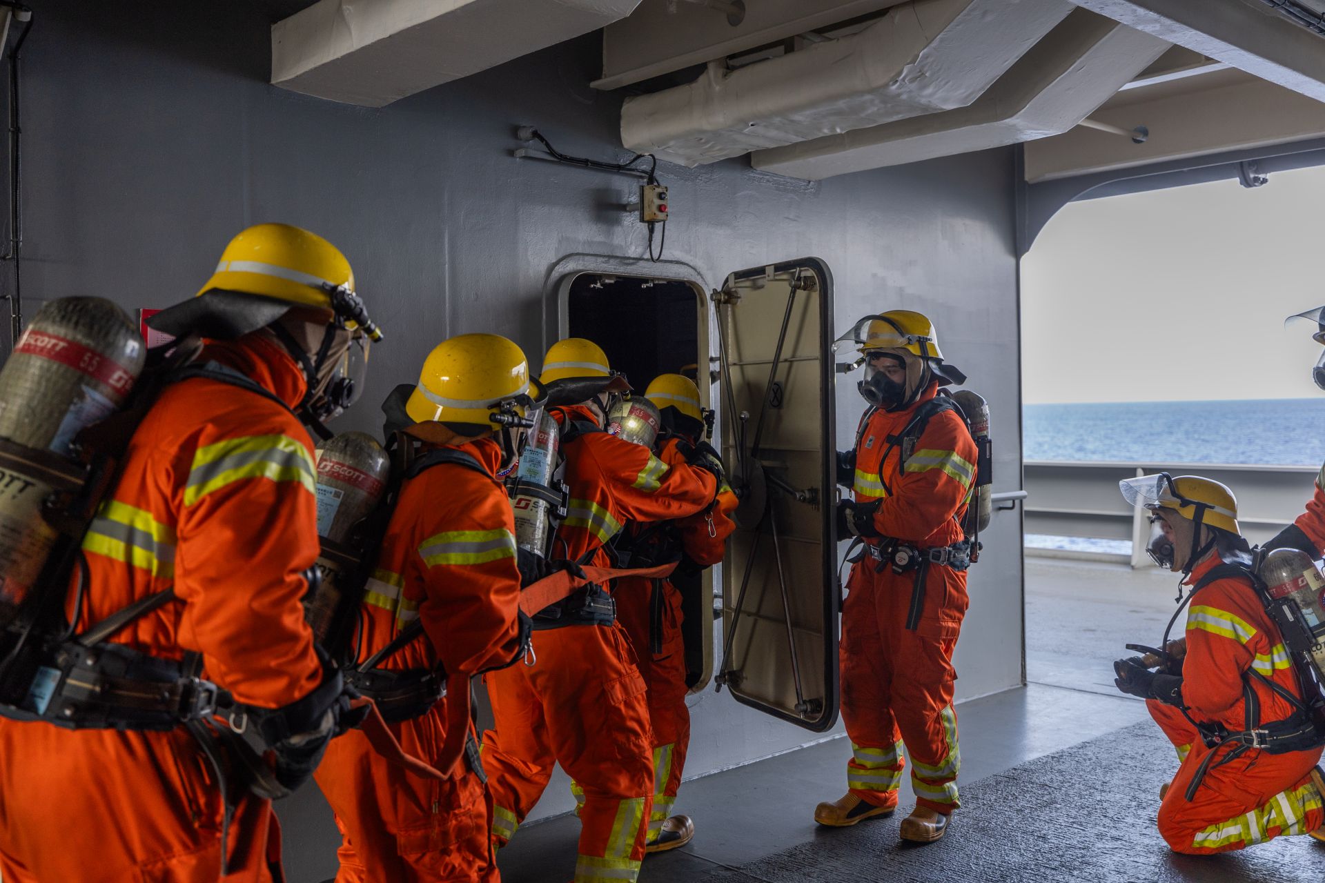  官校生進行損管訓練，提升危安應處作為。（記者林睿奕攝）