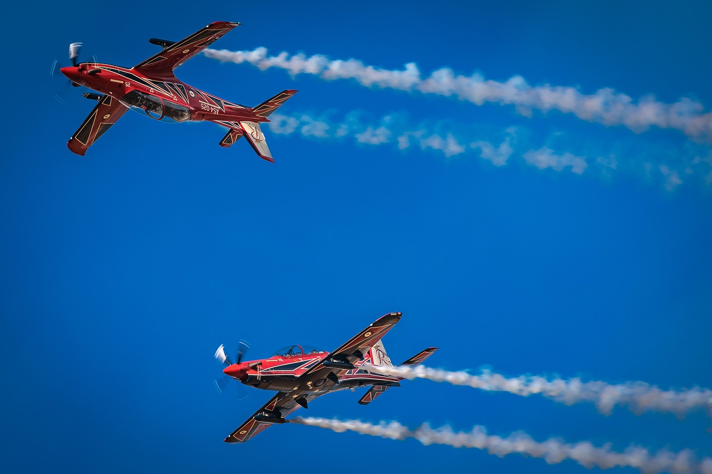 「輪盤」小組展示雙機正倒飛等高難度動作。（取自Air Force Roulettes FB官網）