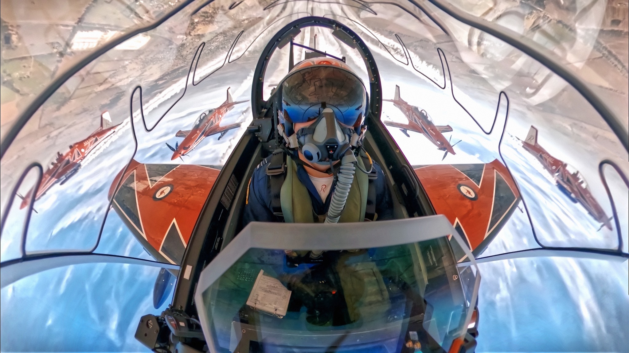  「輪盤」小組正式表演時，飛行員身著藍色連身飛行服，搭配彩繪HGU-55/P 型頭盔。（取自Air Force Roulettes FB官網）