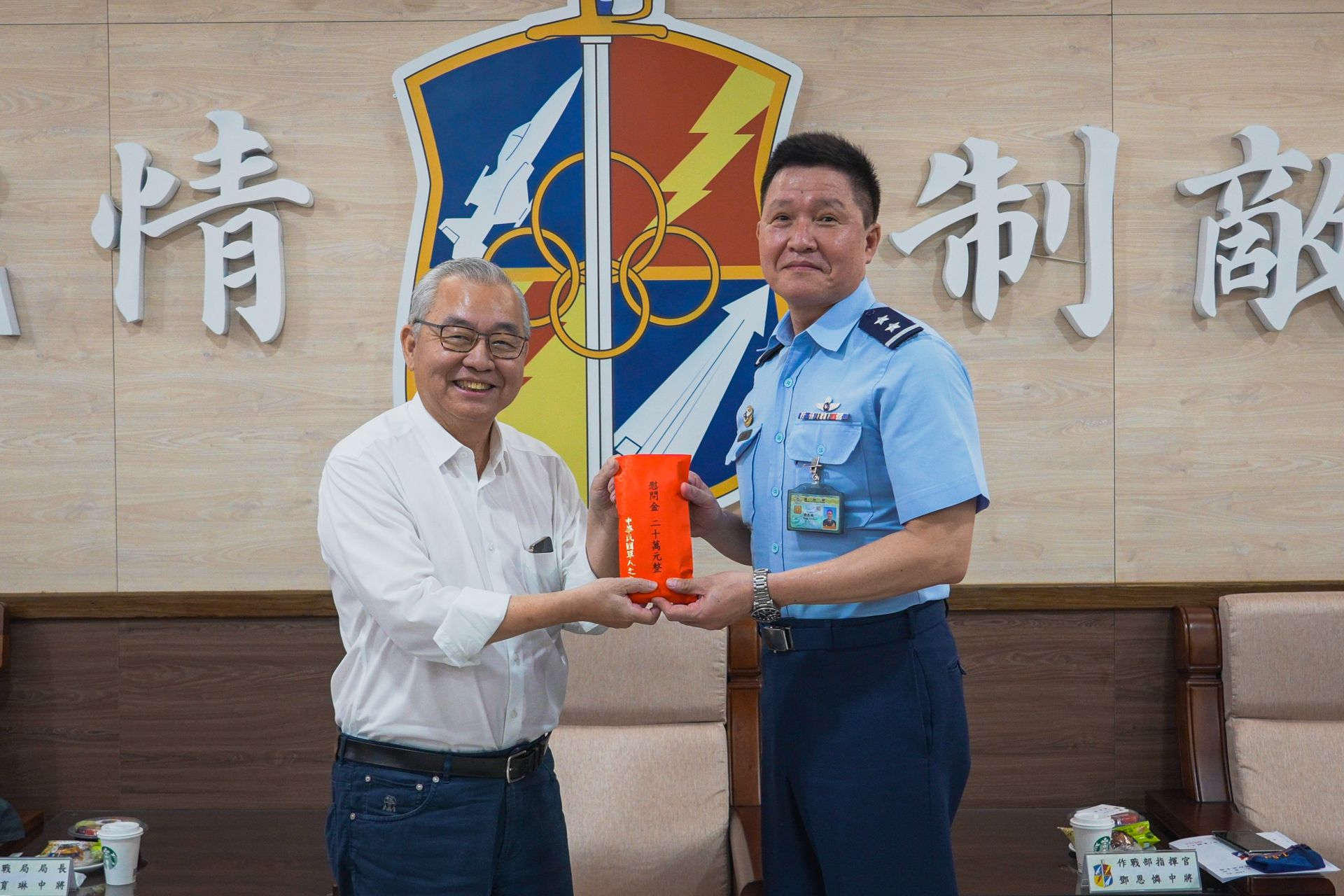 黃理事長致贈加菜金，感謝官兵長年守護家園。（軍聞社記者陳傳奇攝）