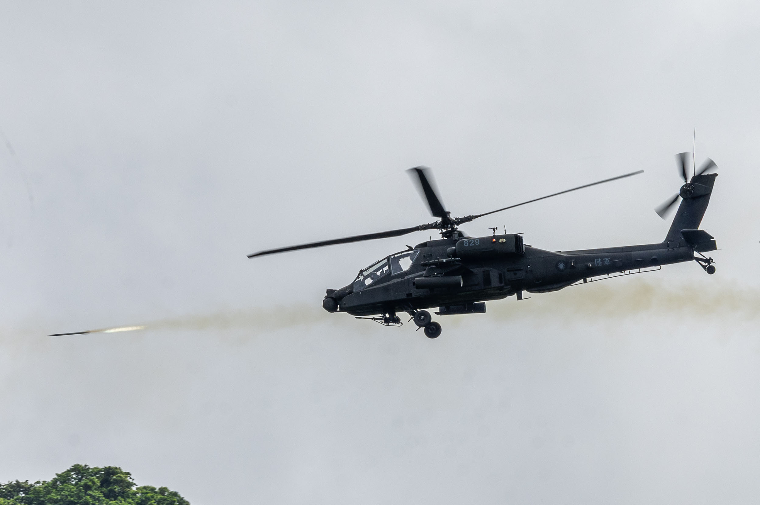 在抵抗地帶戰鬥階段，陸航攻擊特遣隊依作戰想定狀況，派遣AH-64E攻擊直升機實施火力射擊。（記者葉軒瑜攝）