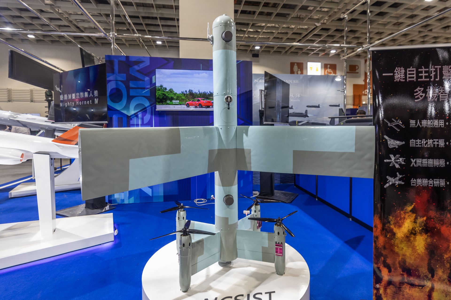 「2025臺北國際航太暨國防工業展」今日登場，今年國防館以「韌性國防、厚植國力」為參展主軸，昨日展前導覽搶先亮相M1A2T戰車等新式籌獲武器，以及勁蜂Ⅲ型無人機等國防自主武裝，展現我國卓越國防實力。（記者林睿奕攝）