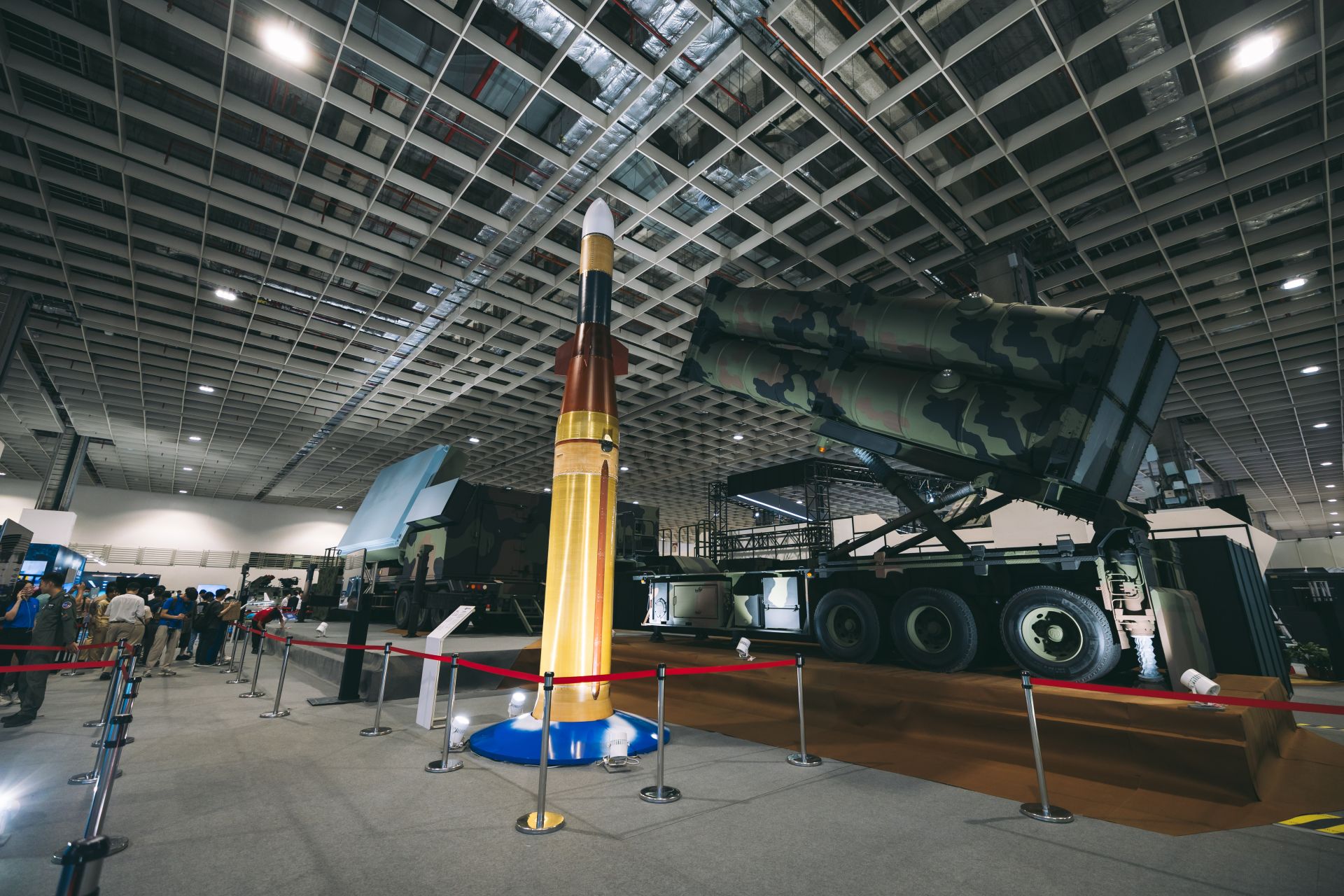 首度亮相的「強弓飛彈」為我國自主研發之陸基中層反戰術彈道飛彈系統，能與低層反飛彈系統形成重層攔截火網，強化整體防空效能。（記者陳彥陵攝）