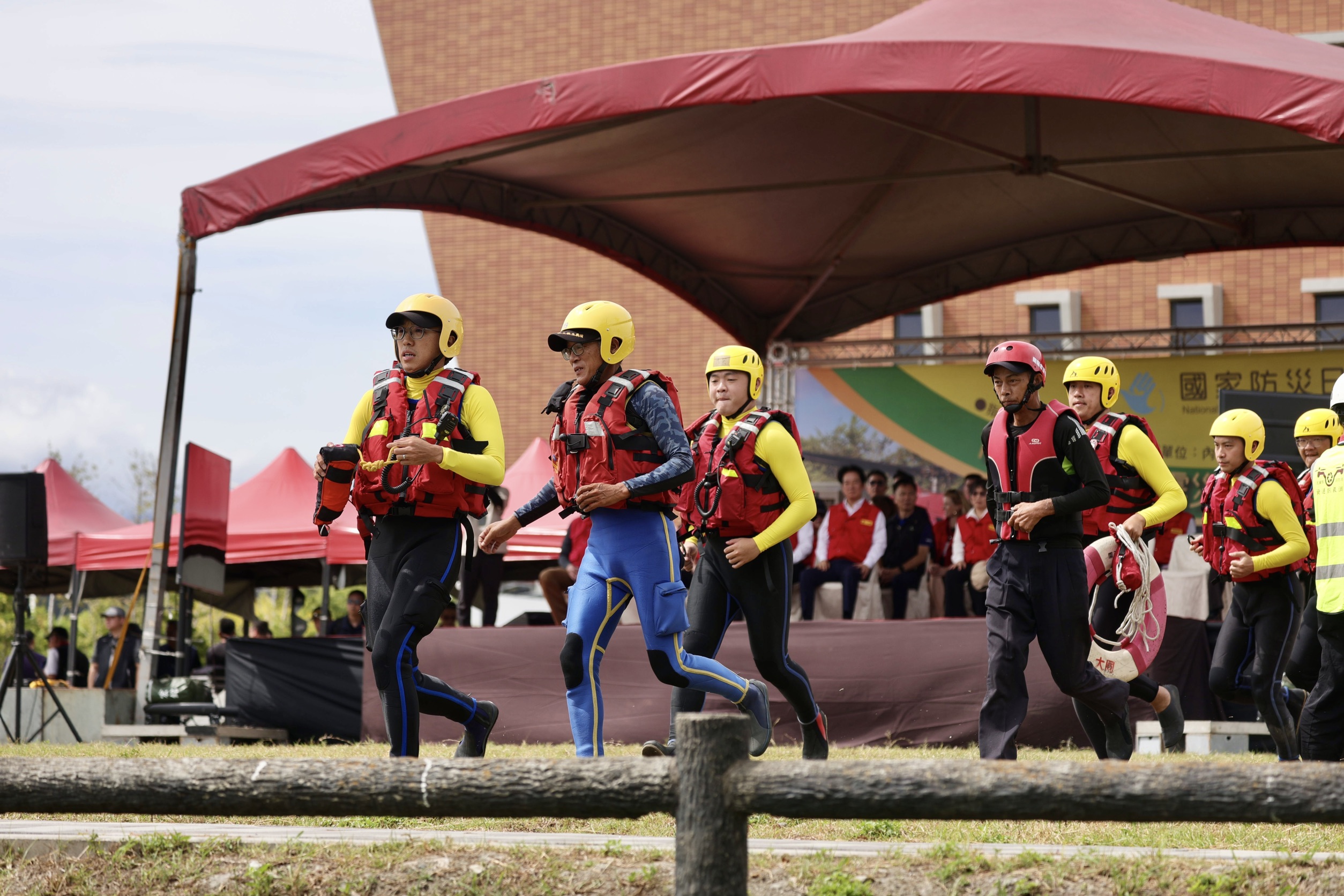 國家防災日模擬強震及海嘯演練，共同驗證大規模震災與海嘯發生時的整備能量，全面提升國家防災韌性。（內政部提供）