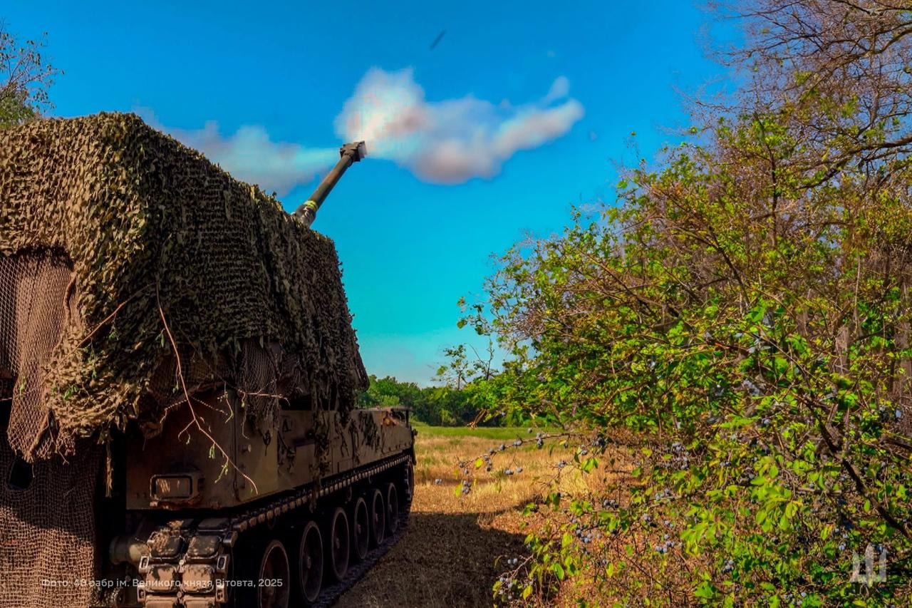  烏軍近日發動反攻，重挫俄軍攻勢。圖為烏軍自走砲砲擊俄軍陣地。（取自烏國國防部「X」帳號）
