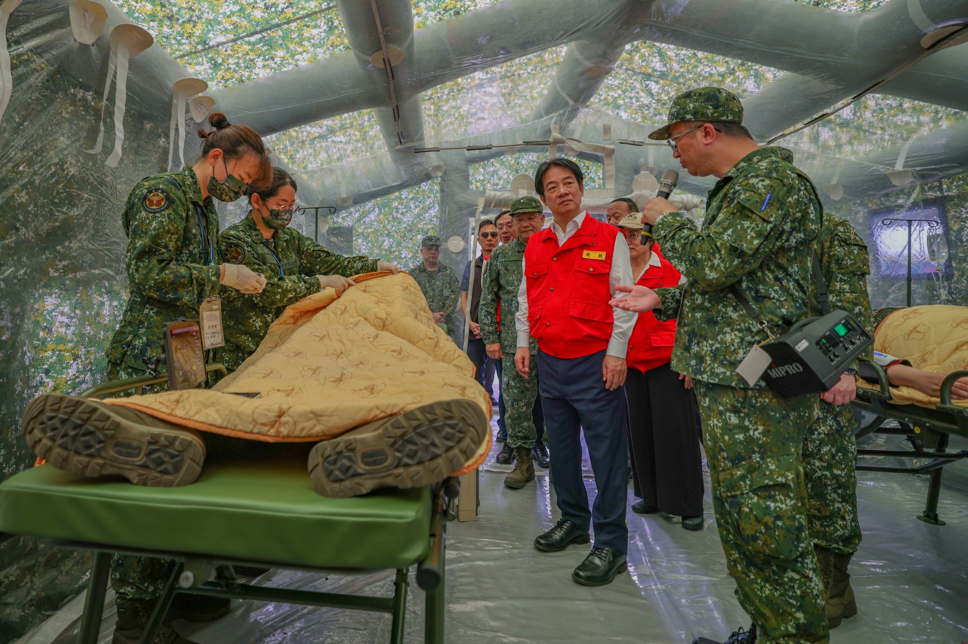 總統賴清德了解三軍總醫院松山分院前進外科小組作業情形，並對國軍醫護人員專業救護能量表達高度肯定。（記者王子昌攝）