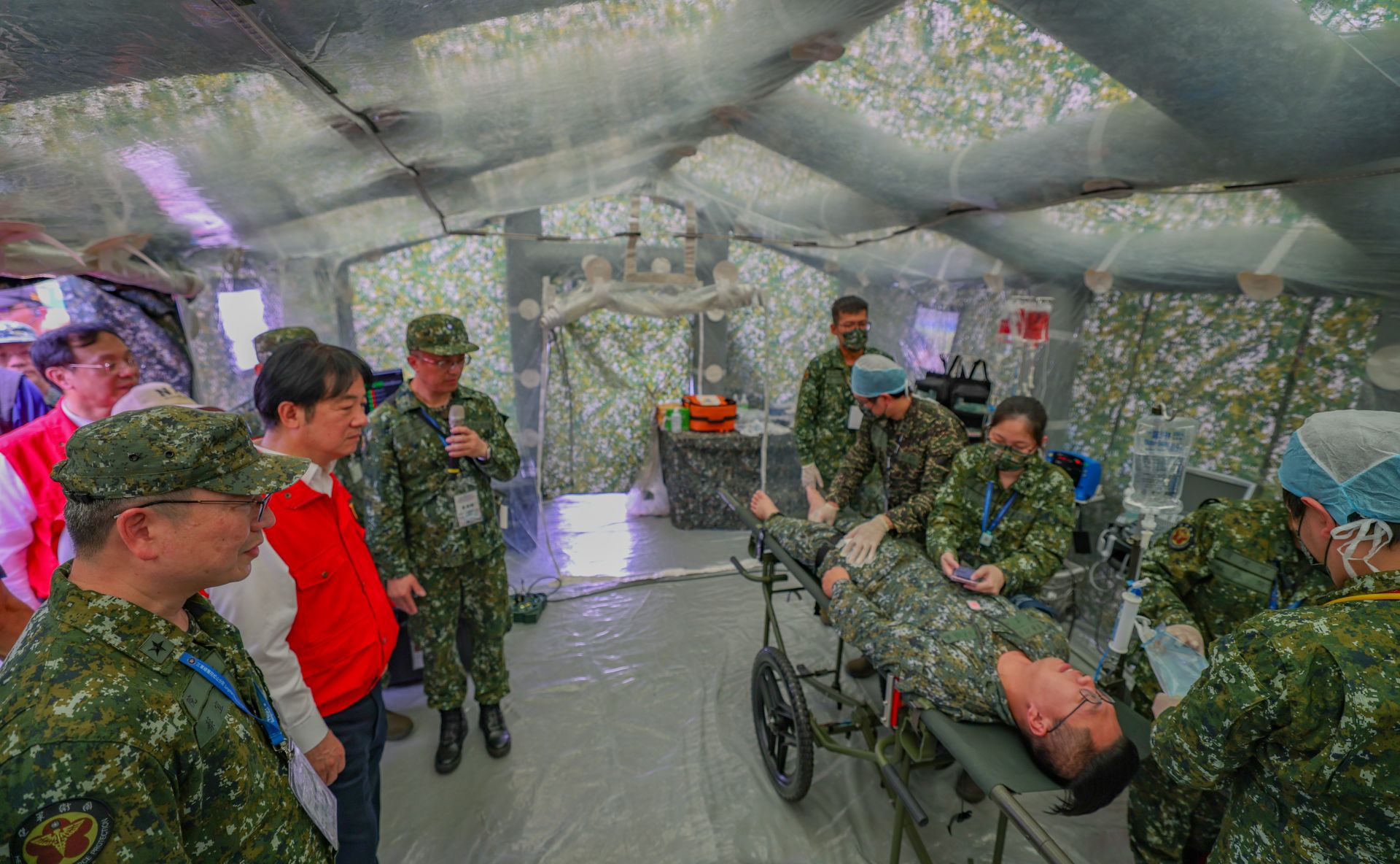 三軍總醫院松山分院前進外科小組在檢傷分類區，依據電子傷票資訊與傷患病徵狀況，執行初步檢傷作業。（記者王子昌攝）