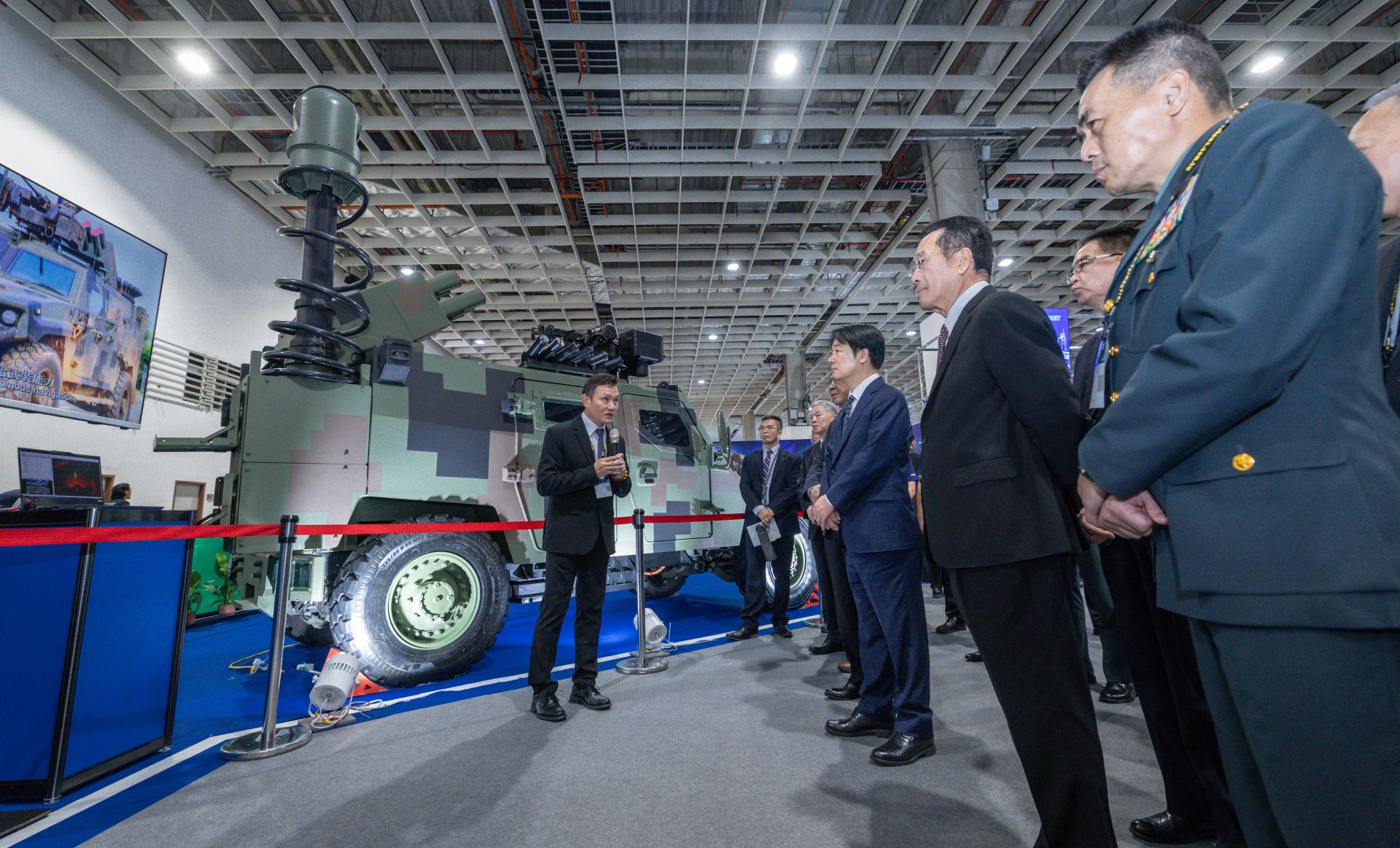 總統賴清德聽取電動無人自駕偵打戰術輪車裝備介紹，了解我國國防科研成果。（總統府提供）