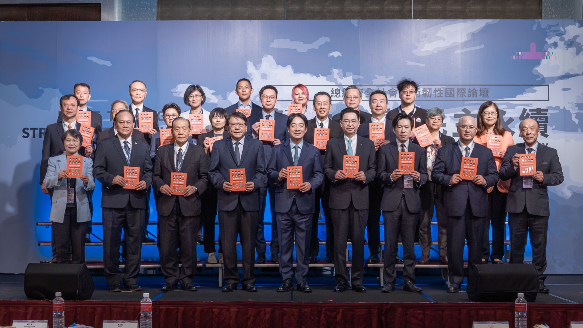 賴清德總統出席「總統府全社會防衛韌性國際論壇－韌性臺灣•民主永續」開幕式，盼團結一致勇敢前行，持續整備強化實力及韌性。（圖由總統府提供）