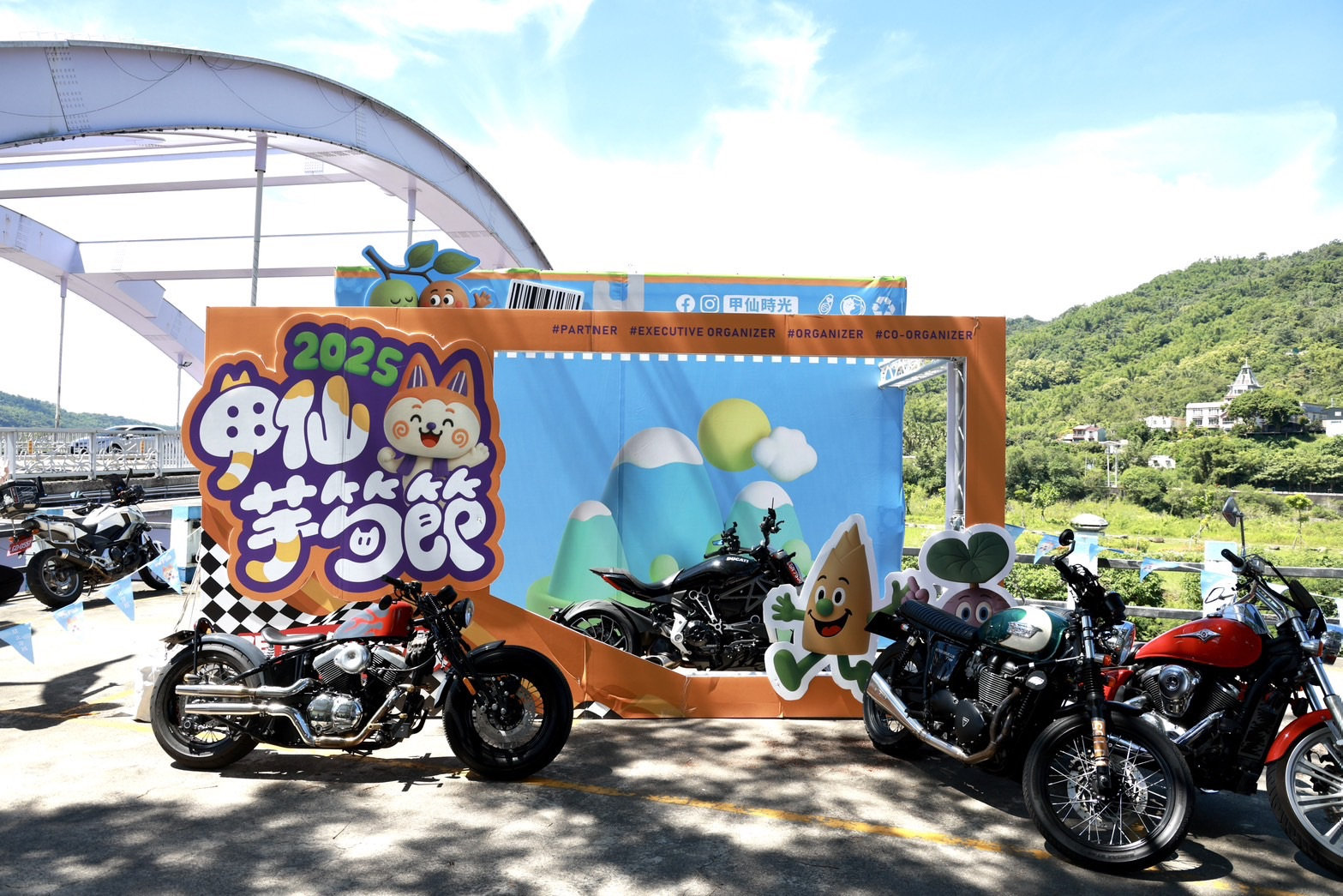 高雄市政府規劃於甲仙大橋旁打造全新「偶泥桑吊卡模型裝置」與「摩托車打卡模型盒」，為活動增添吸睛亮點。(新聞局提供)