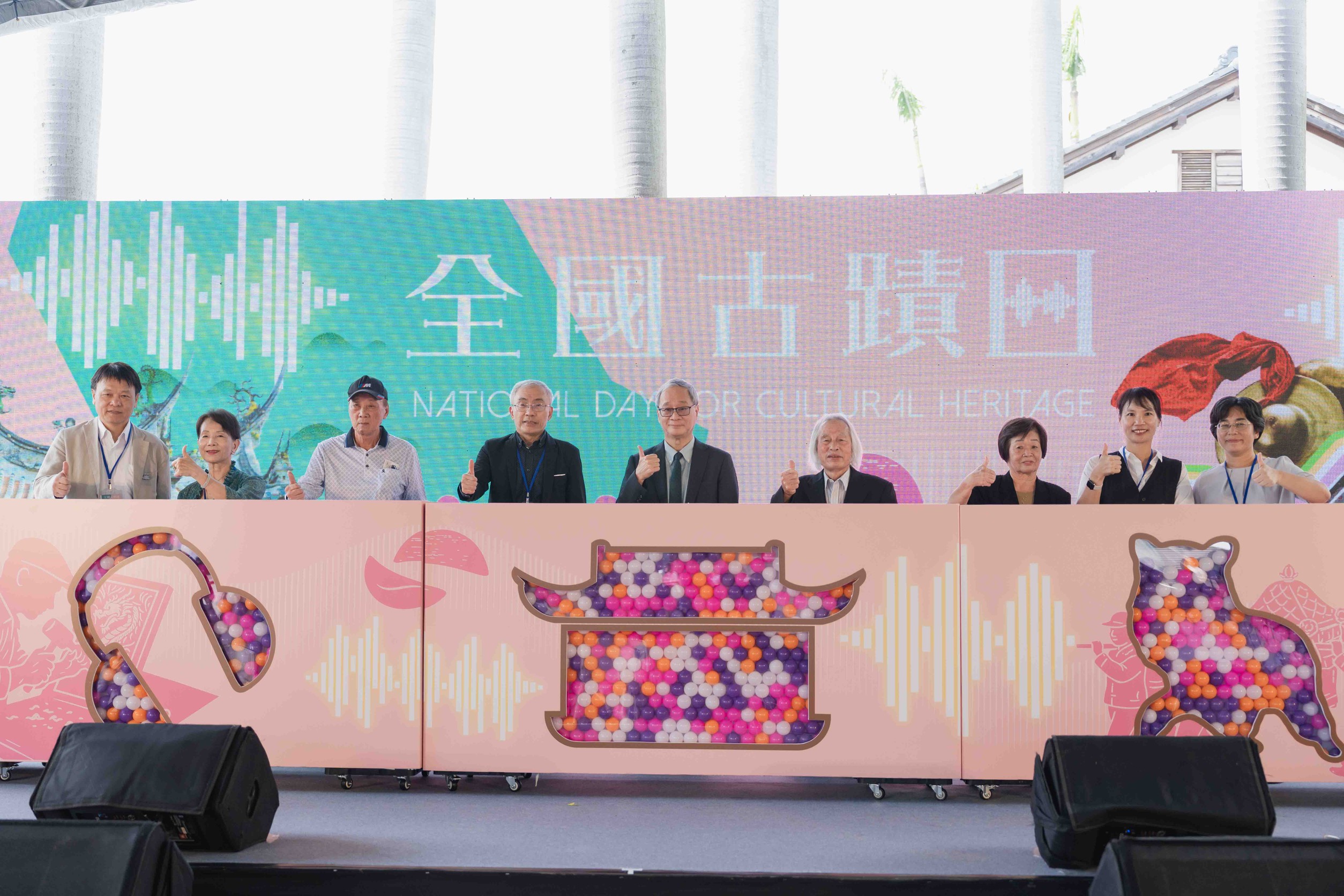 「2025全國古蹟日」今日盛大展開，（左起）臺中市政府文化局副局長曾能汀、人間國寶陳嬿朱藝師、人間國寶洪平順藝師、文化部文化資產局長陳濟民、文化部長李遠、人間國寶施鎮洋藝師、人間國寶彭繡靜藝師、連江縣政府文化處長吳曉雲、新竹縣政府文化局長朱淑敏等一同參與盛會，揭開活動序幕。（文化部文化資局提供）