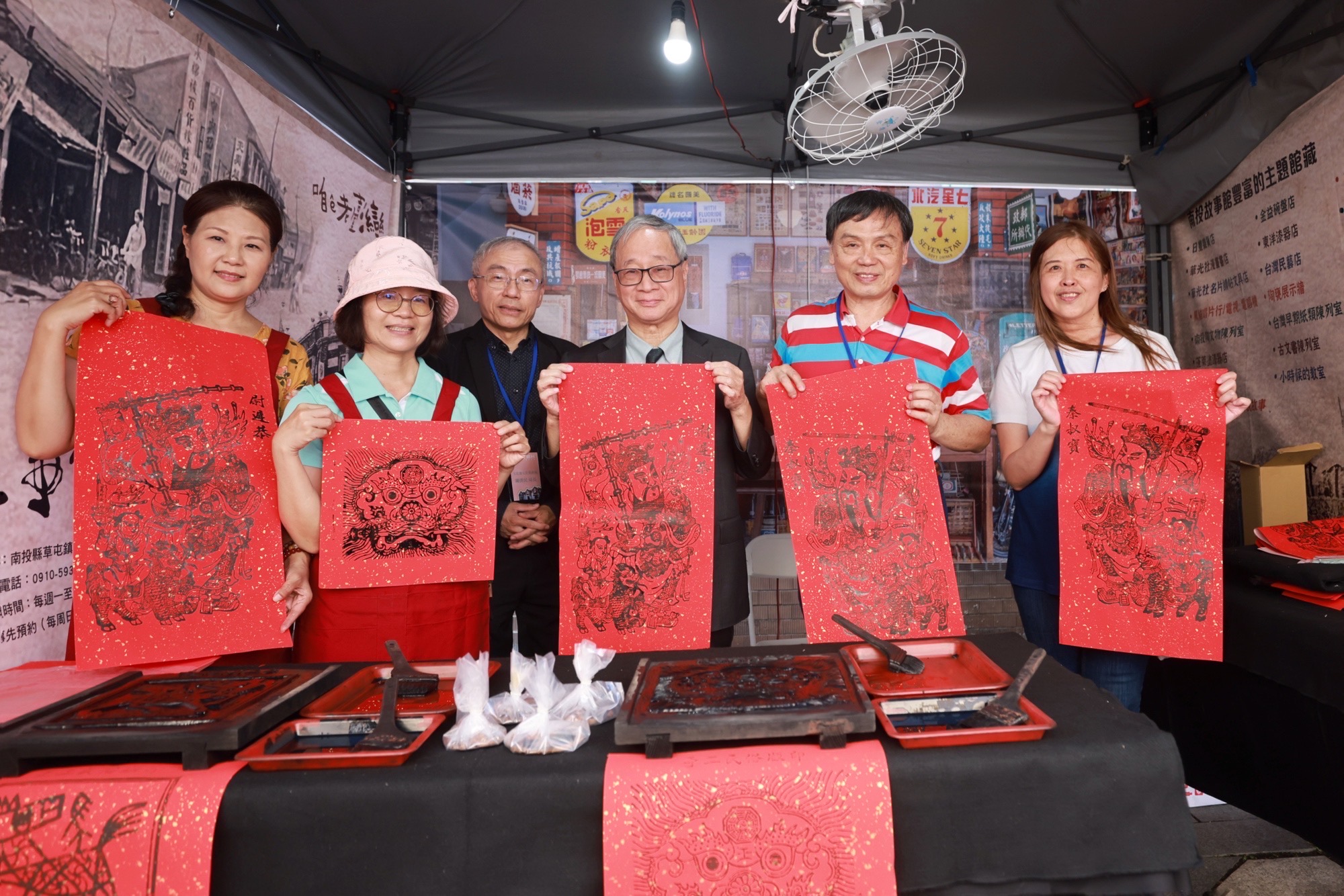 文化部長李遠（右3）、文化部文化資產局長陳濟民（左3）參觀民間參展單位「南投故事館」，與理事長梁志忠（右2）互動。（文化部文化資局提供）