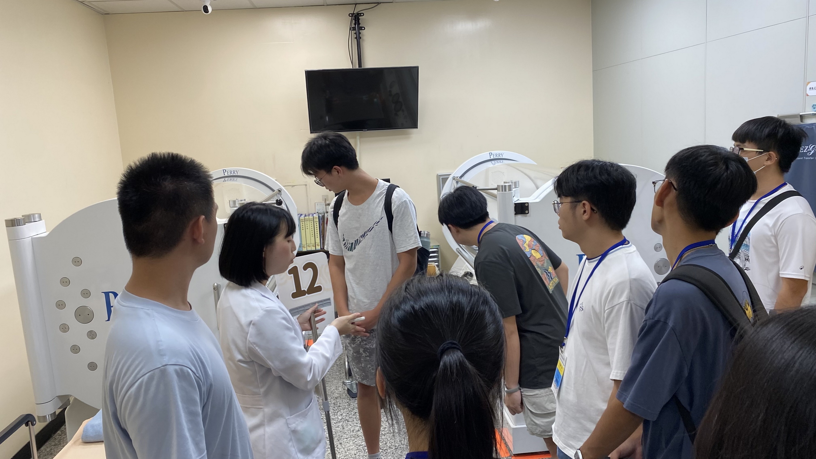 國防醫學大學藥學系師生及校友，參觀員榮醫療體系員榮醫院員生院區高壓氧中心。（員榮醫療體系提供）
