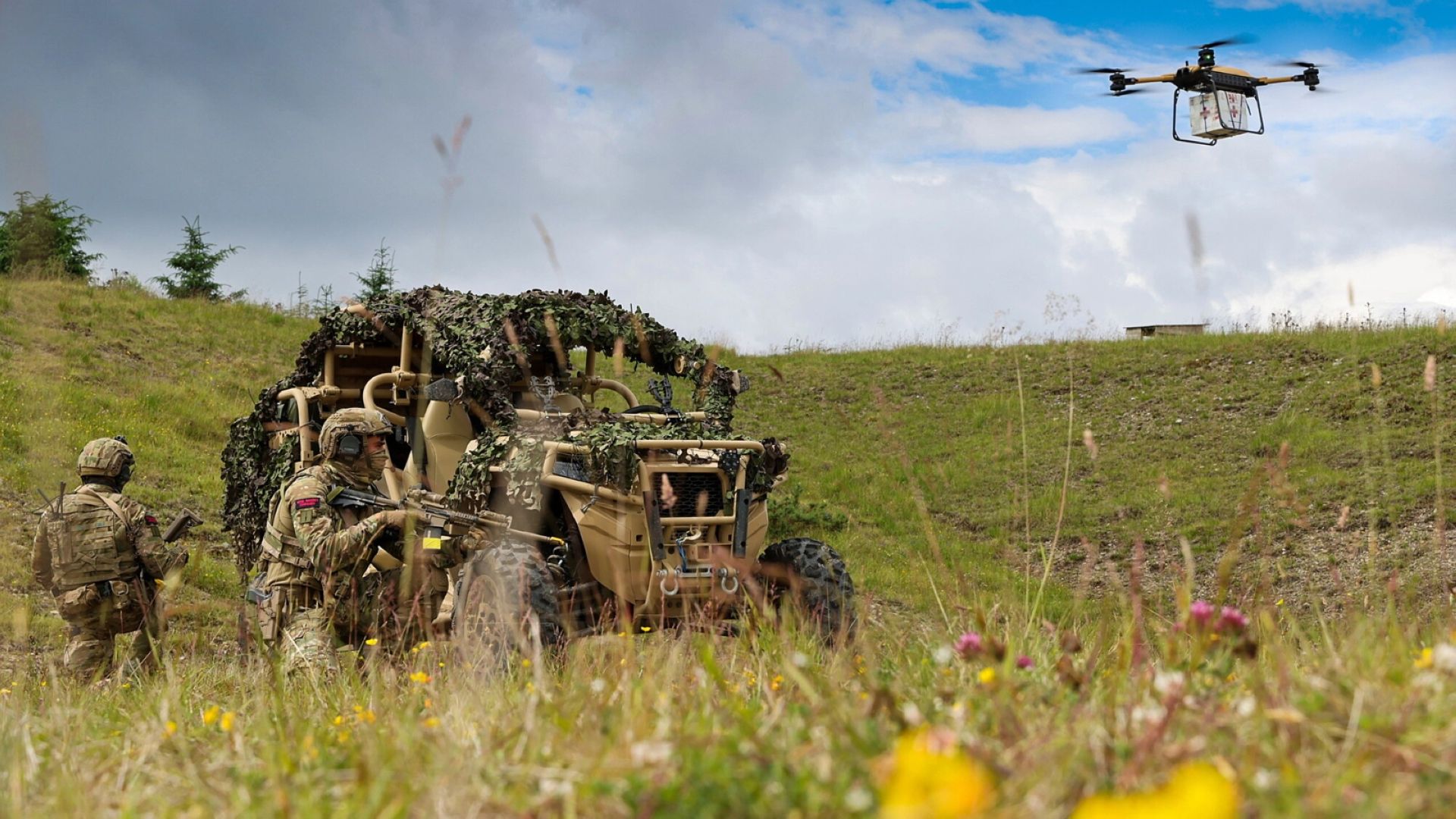  性能優異的T-150不僅能在各種極端環境下操作，也能降低運補過程中官兵的受傷風險。圖為英皇家海軍陸戰隊官兵先前測試T-150照片。（取自貝宜系統集團網站）