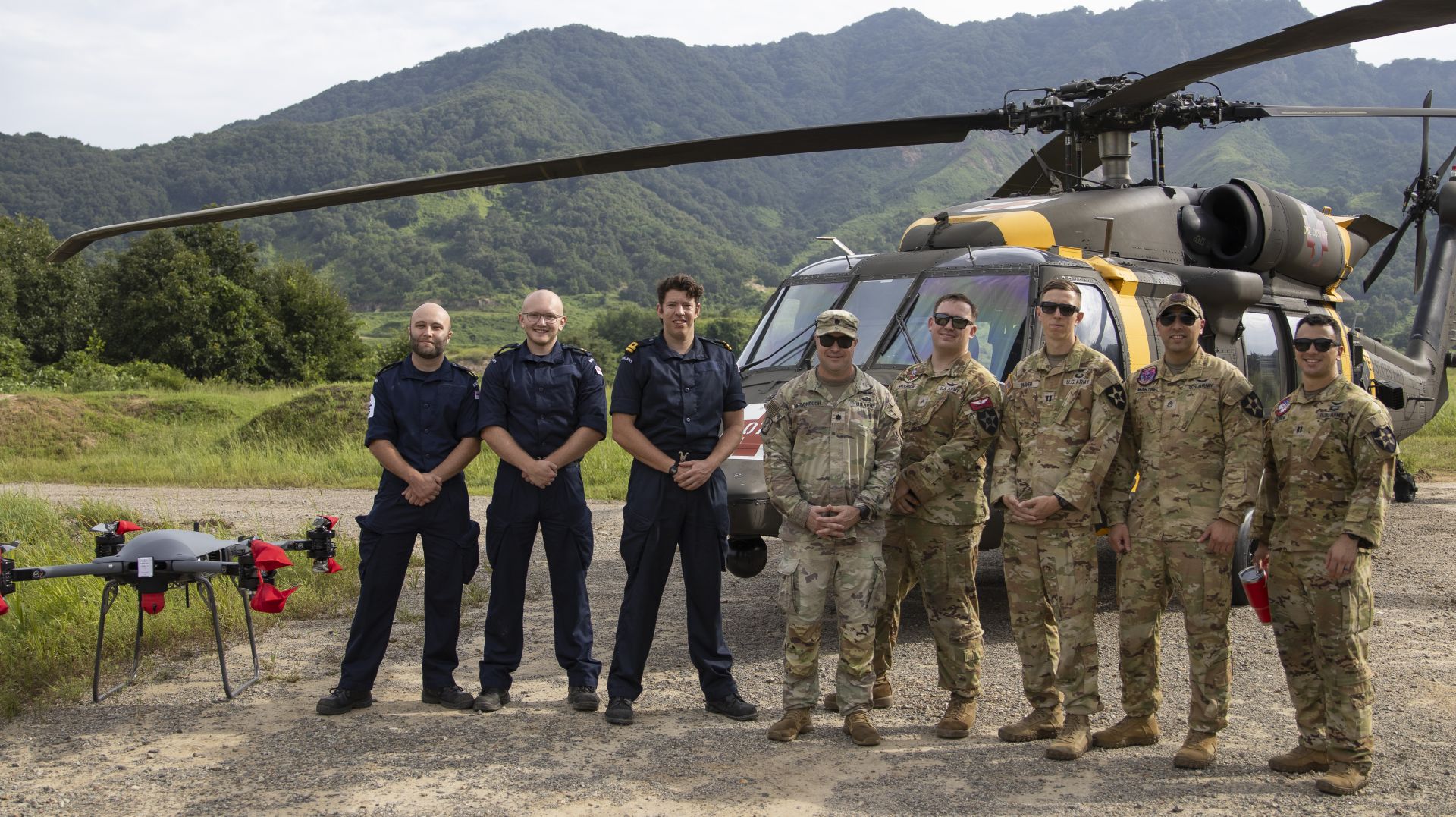 英美官兵日前在南韓進行T-150無人機測試，探索其投入戰傷救護潛力。（取自DVIDS網站）
