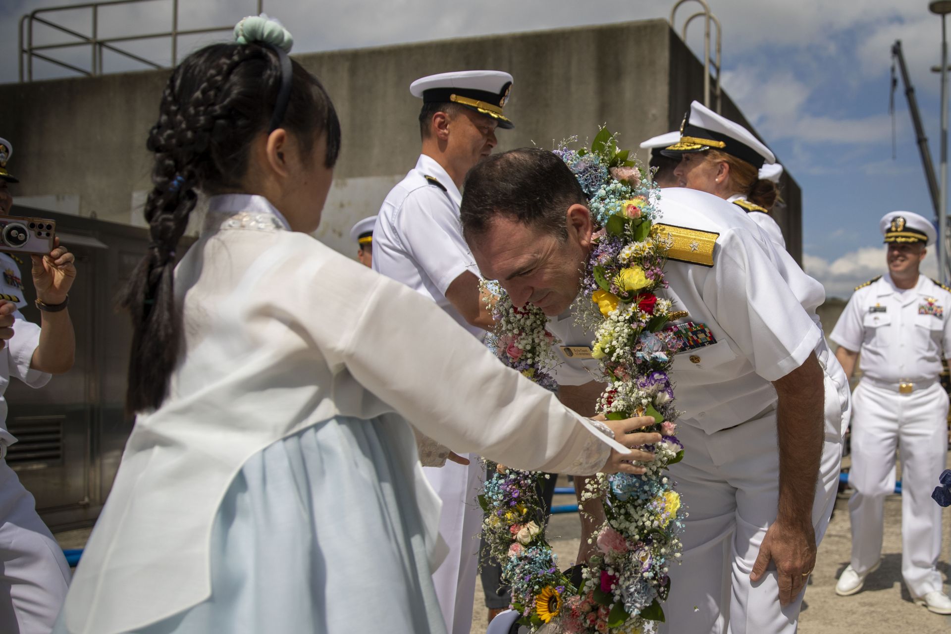 「藍嶺號」暌違13年再訪南韓平澤港，當地民眾獻上花環熱情歡迎。（取自DVIDS網站）