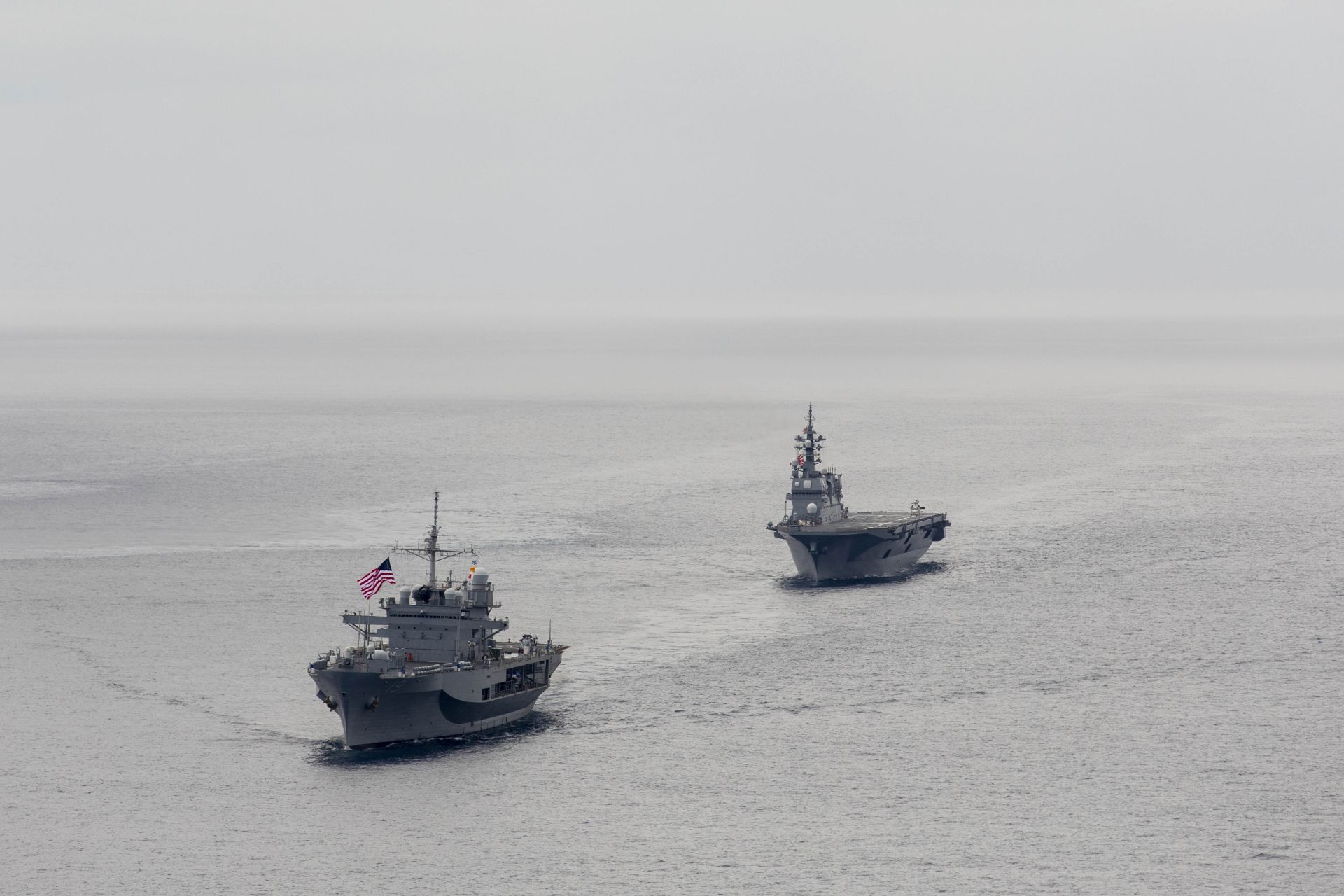 「藍嶺號」（左）日前參與「自由邊緣」聯演，與日本直升機護衛艦「日向號」編隊航行。（取自DVIDS網站）