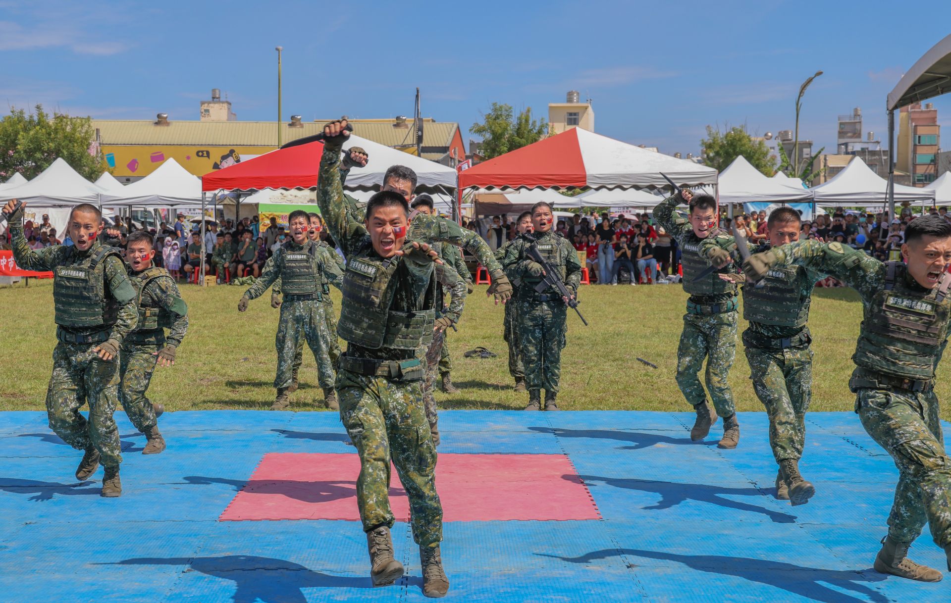 特戰指揮部官兵帶來精采的戰技操演，讓現場民眾目不轉睛，展現國軍堅實戰力。（記者王子昌攝）