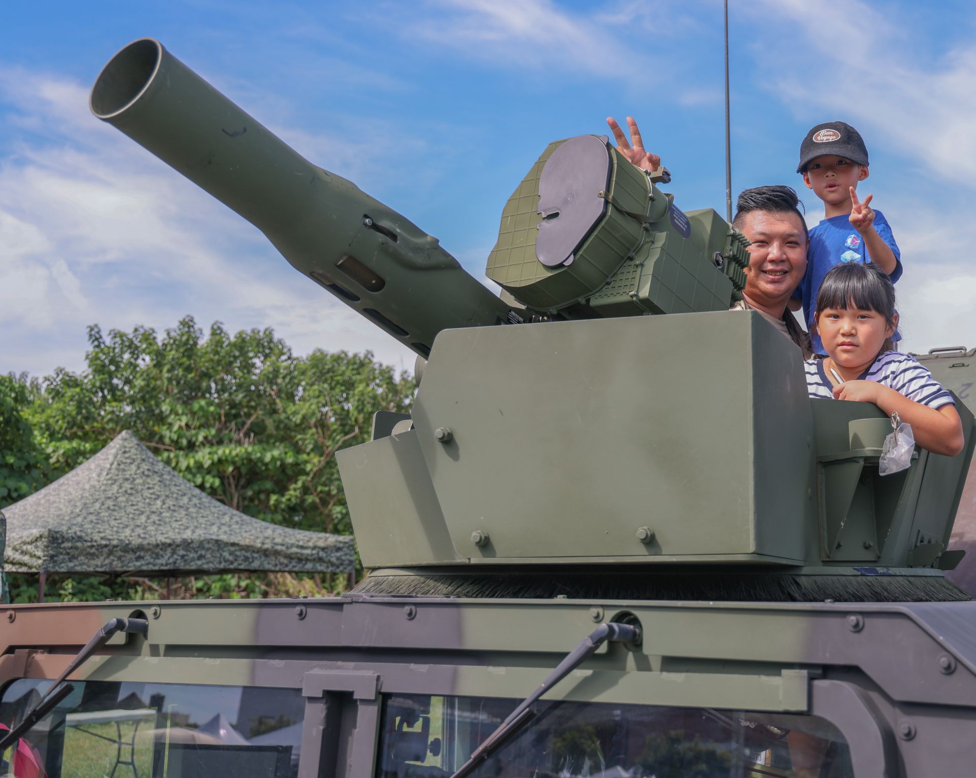 民眾登上M1167型拖式飛彈悍馬車，開心合影留念。（記者王子昌攝）