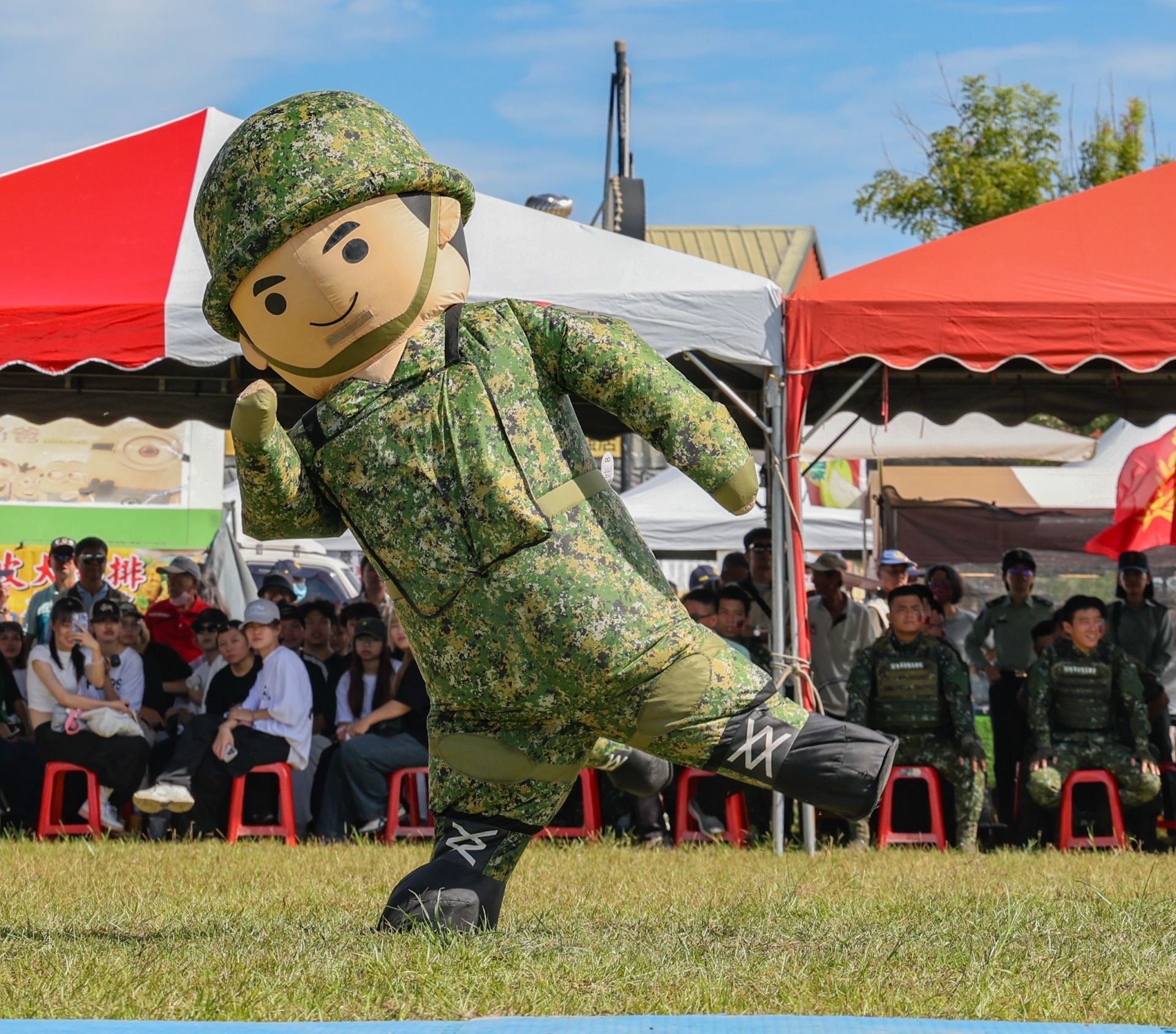 陸軍5支部人型氣偶表演，為整場活動拉開序幕。（記者王子昌攝）