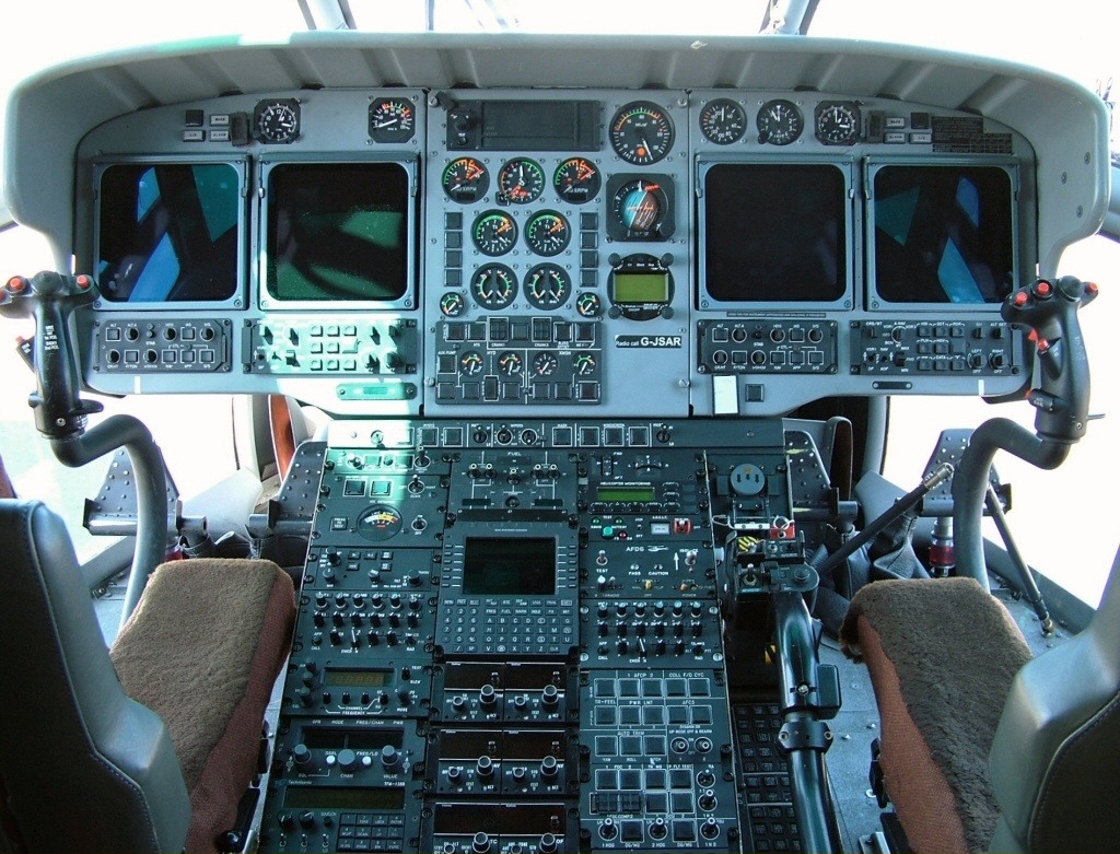  駕駛艙配備4具多功能的螢幕顯示器及2個自動導航數位化控制面板。（取自Airbus Helicopter網站）