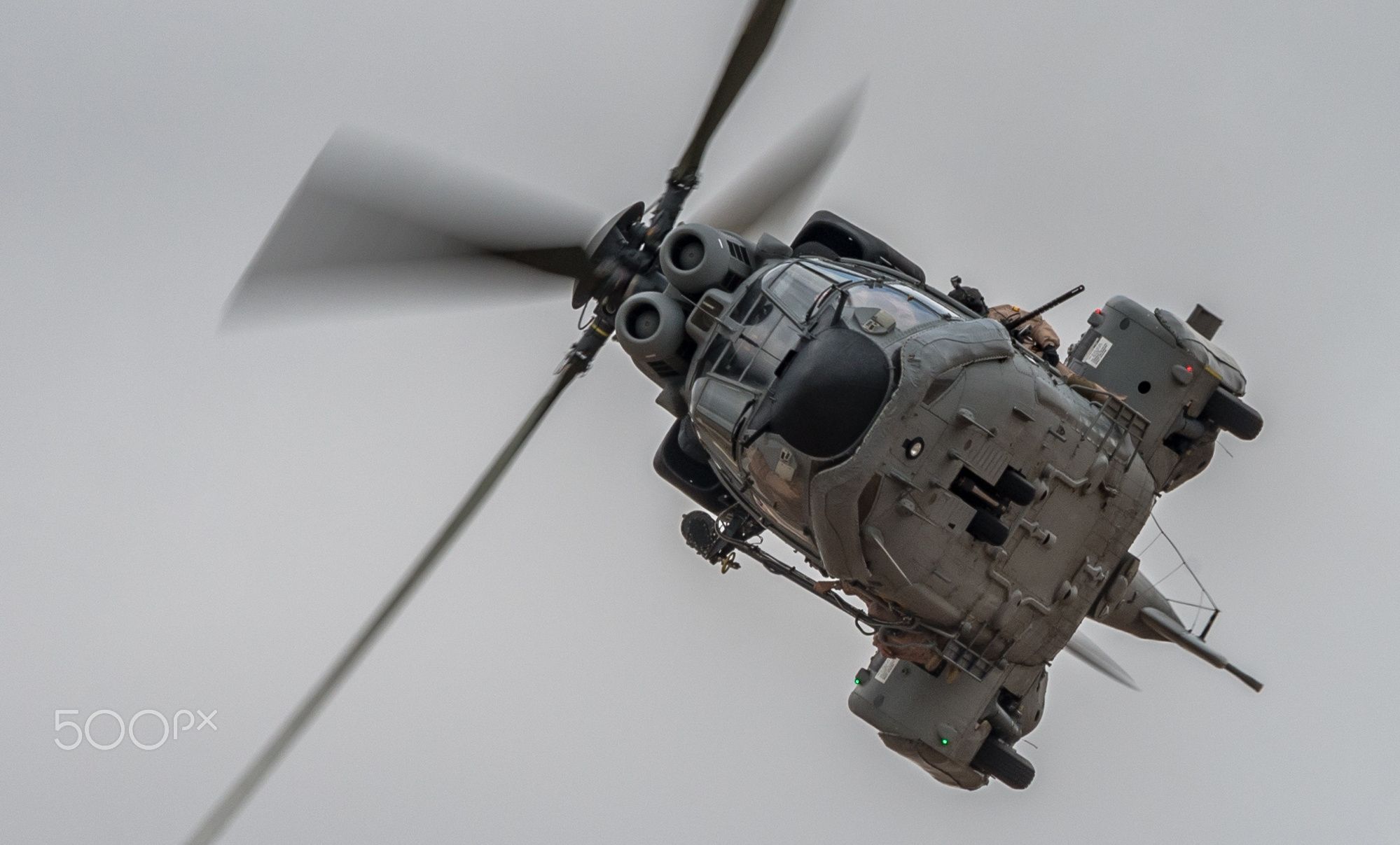  AS-332於多國服役，擔負人員運輸任務，主起落架採取縱臂設計，其餘的起落架則以腳輪設計，加強防撞功能。（取自Airbus Helicopter網站）