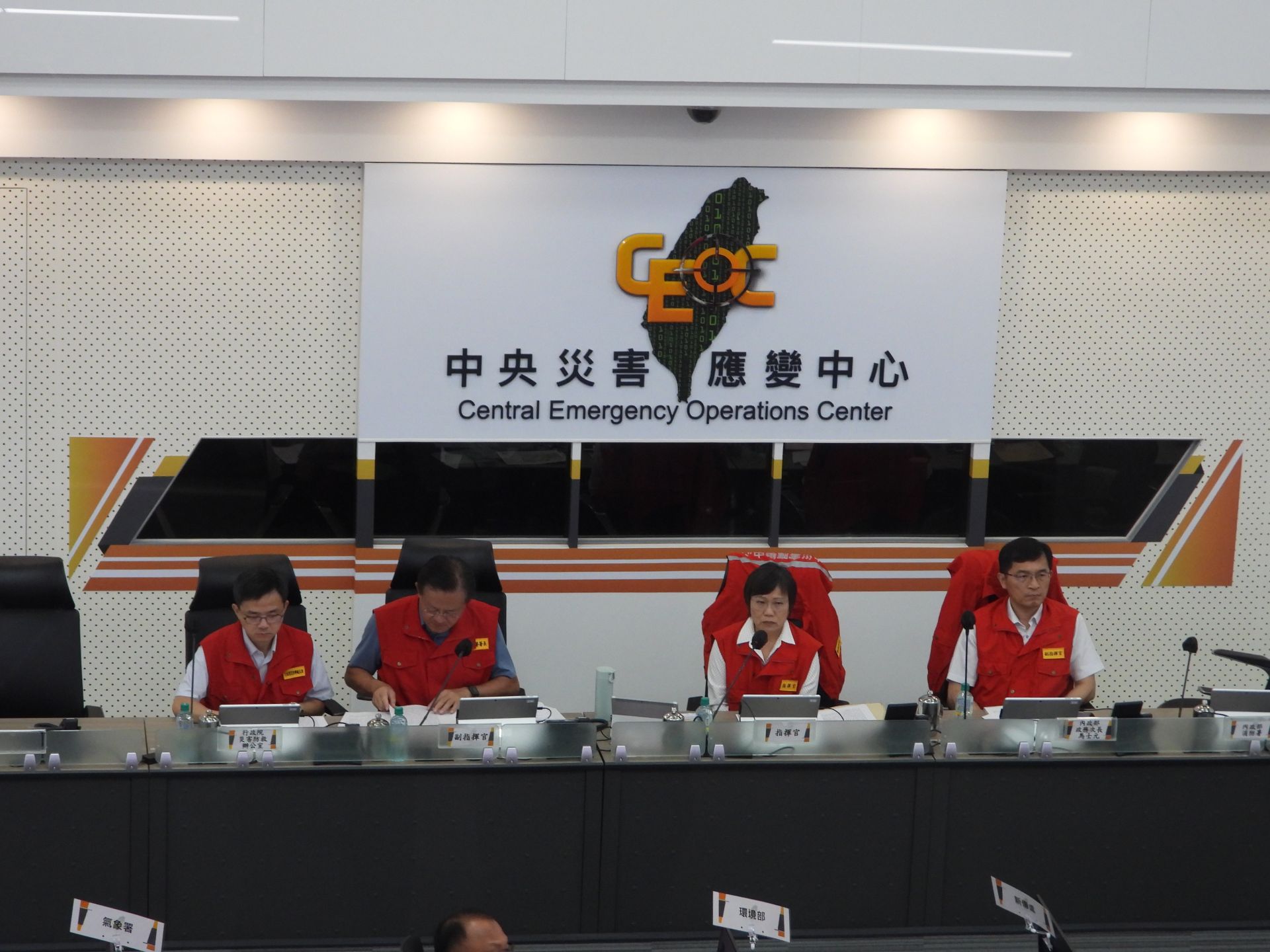 樺加沙颱風來勢洶洶，中央災害應變中心呼籲民眾提高警覺，做好防災準備 。（記者吳典叡攝）