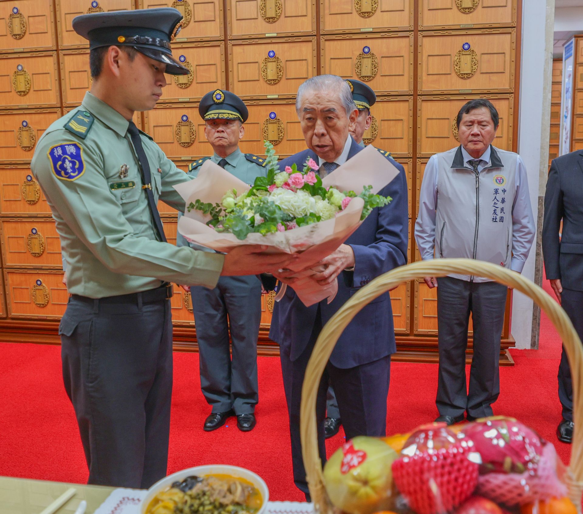 李棟樑向故參謀總長沈一鳴上將龕位弔唁，鞠躬行禮獻花致祭，感念其畢生貢獻國家之崇高氣節。（記者王子昌攝）