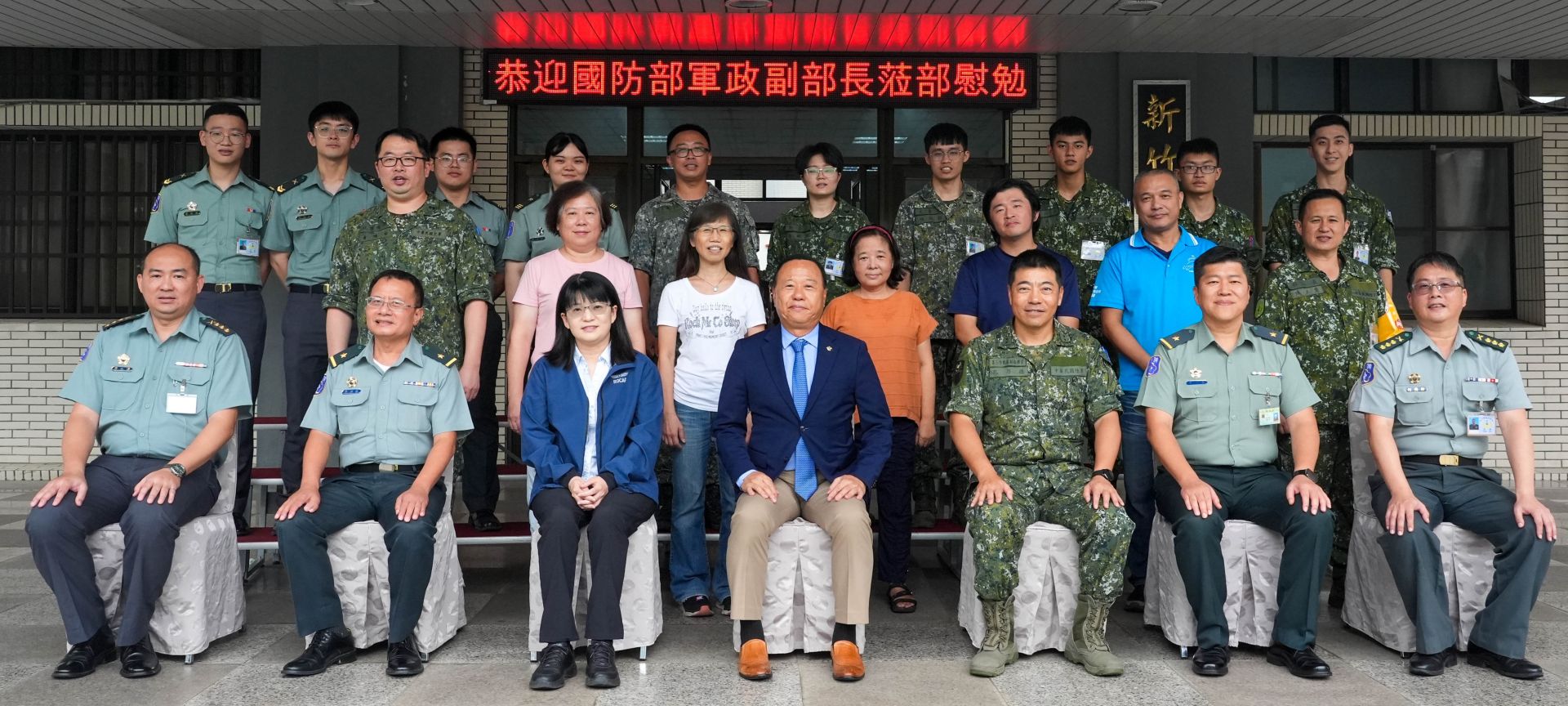 柏副部長與新竹後備指揮部官兵合影。（軍聞社記者侯凱議攝）
