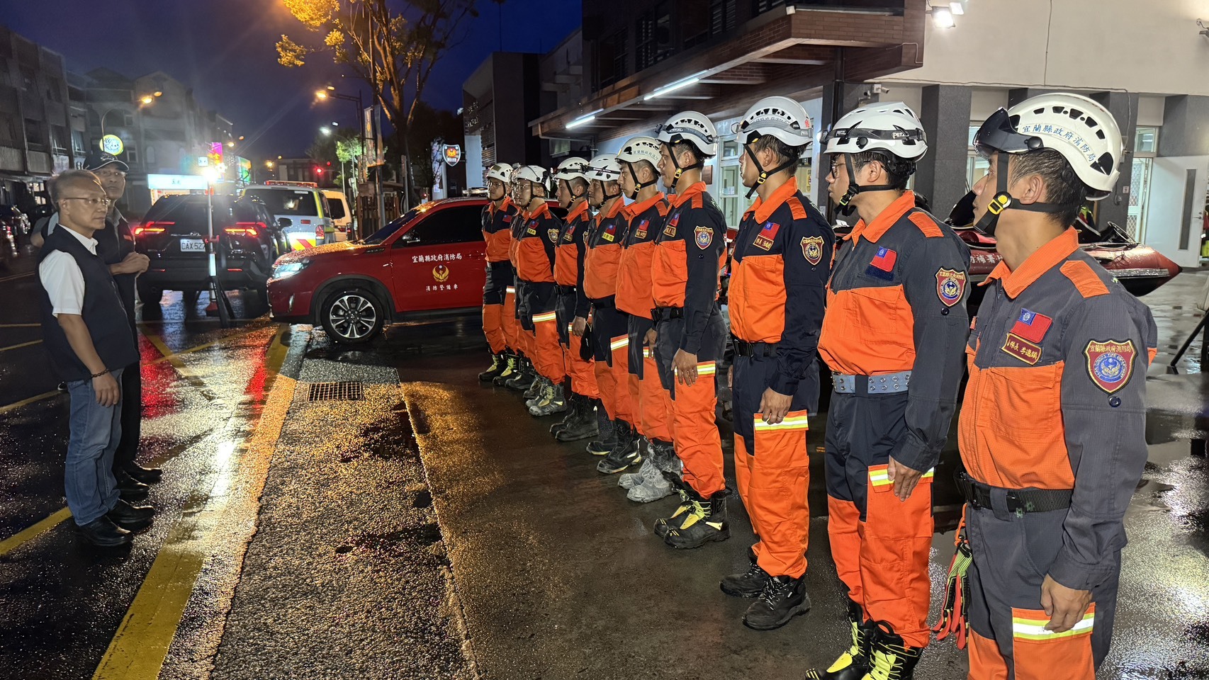 「樺加沙」颱風挾帶豪雨造成花蓮馬太鞍溪溢流，傳出多起災情，總統賴清德指示中央災害應變中心統合各部會投入救援，昨晚由宜蘭縣政府等單位派遣消防員、橡皮艇及各式水域裝備器材前往馳援。（宜蘭縣政府提供）
