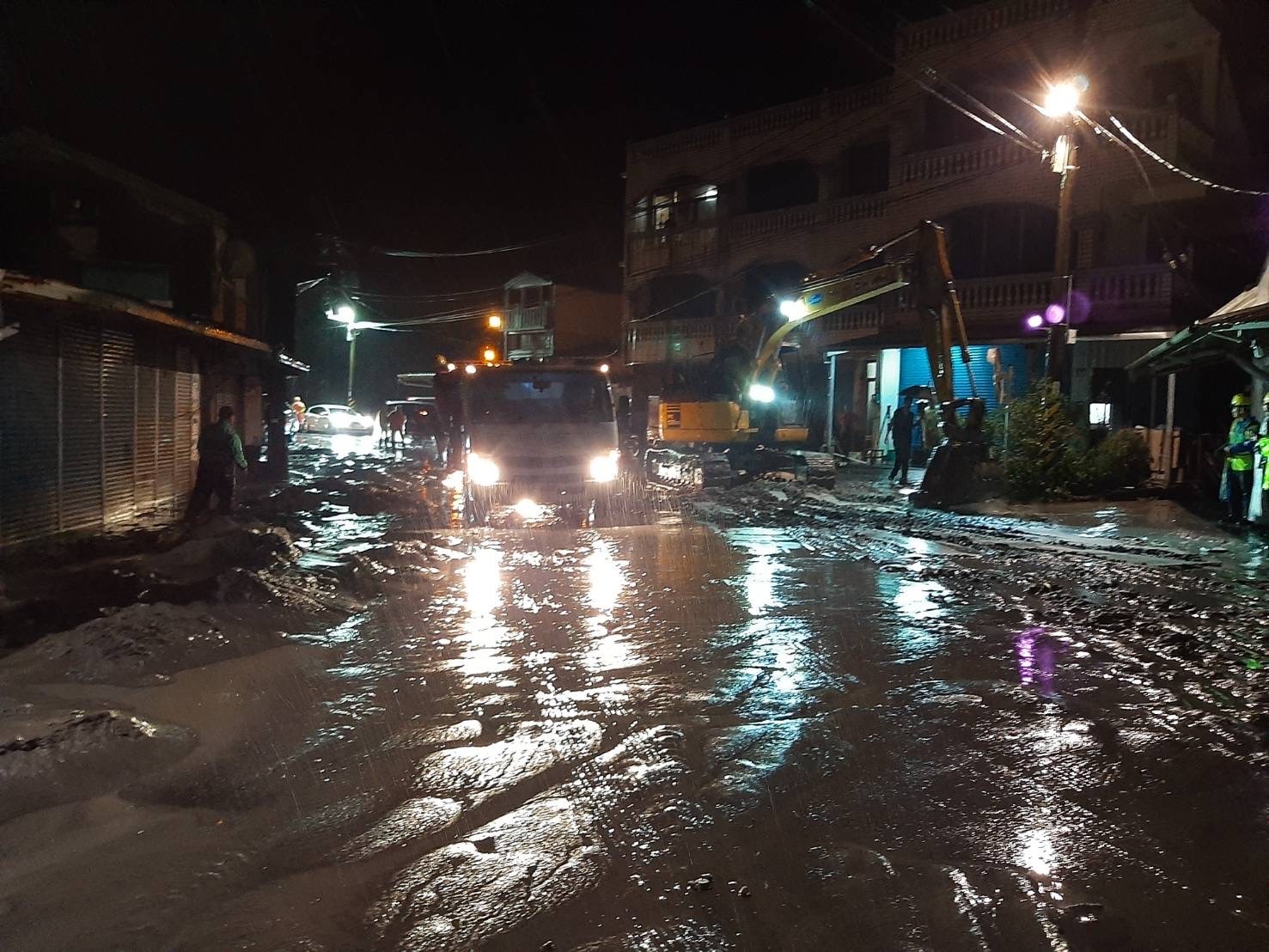 花蓮馬太鞍溪堰塞湖溢流造成光復地區淹水災情，市區街道滿是淤泥，縣府已調度人力機具展開清理。（花蓮縣政府提供）
