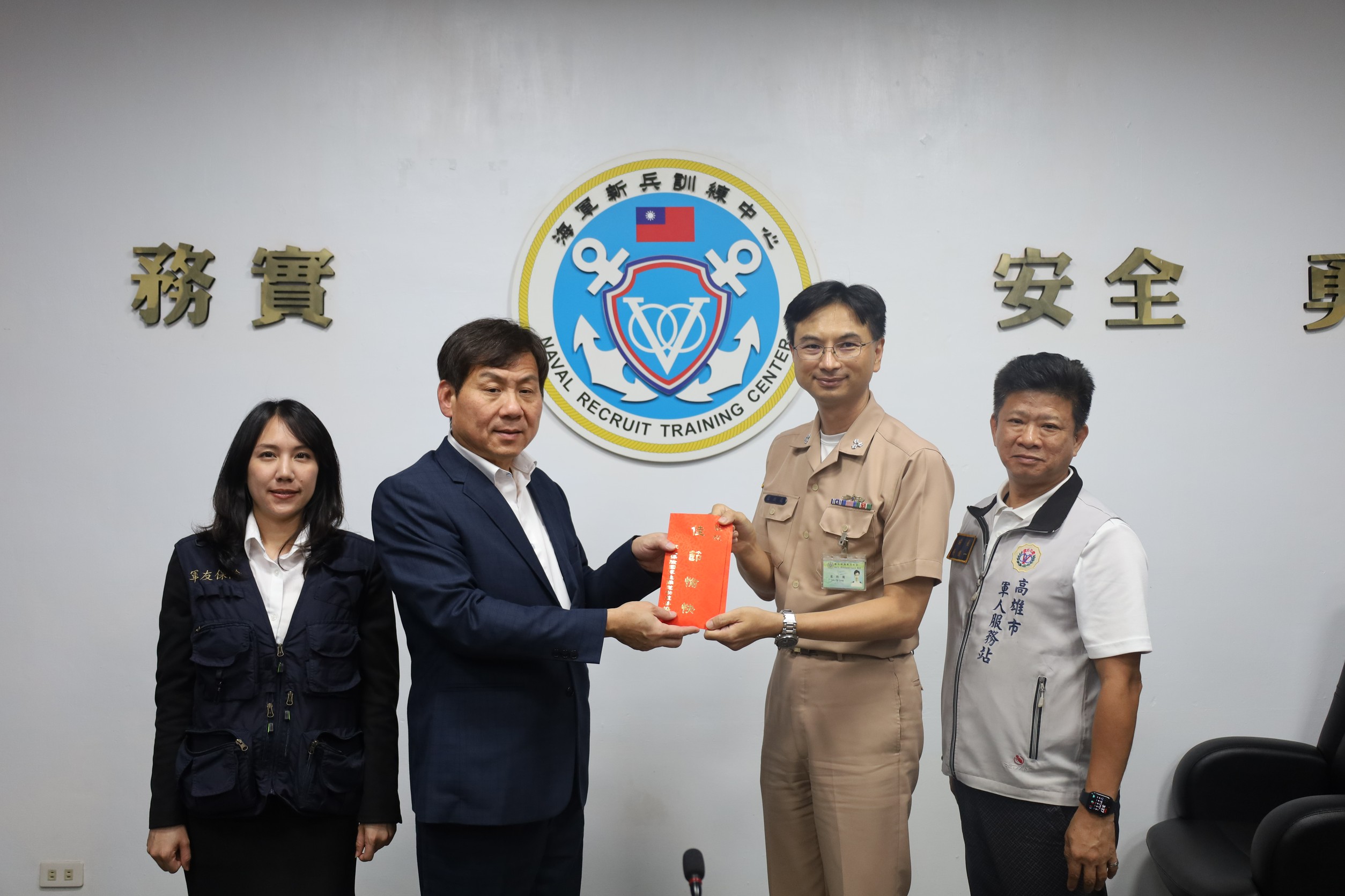 軍友保代公司董事長郭建忠（左2）致贈海軍新訓中心秋節慰訪金。（軍友保代公司提供）