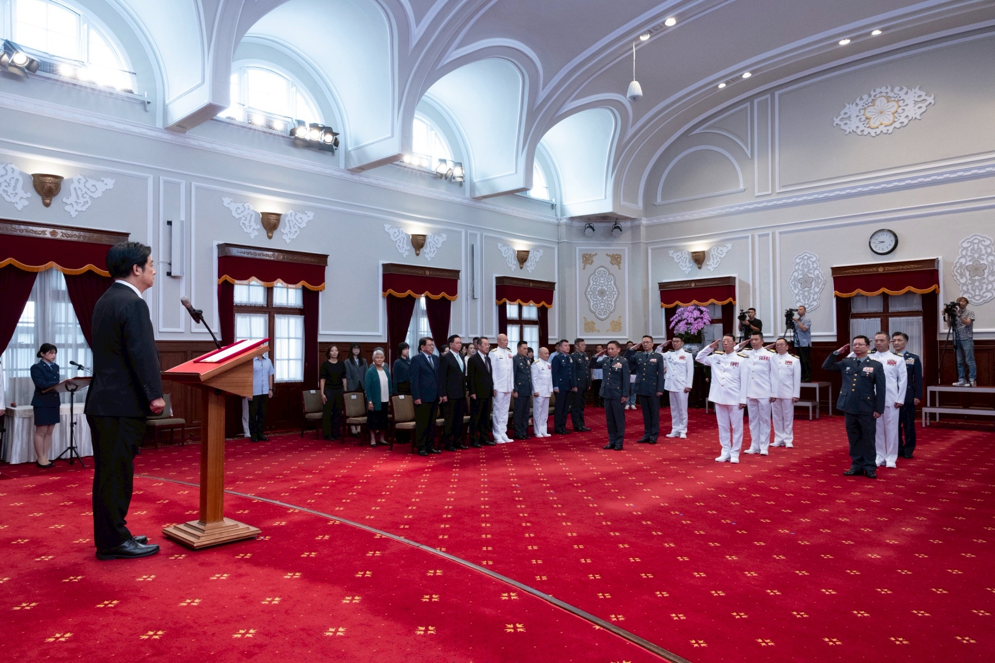 總統賴清德主持「中華民國114年10月份將官晉任授階典禮」，強調建構「可恃、可用、可信、全面」防衛體系，確保國家安全永續發展。（總統府提供）