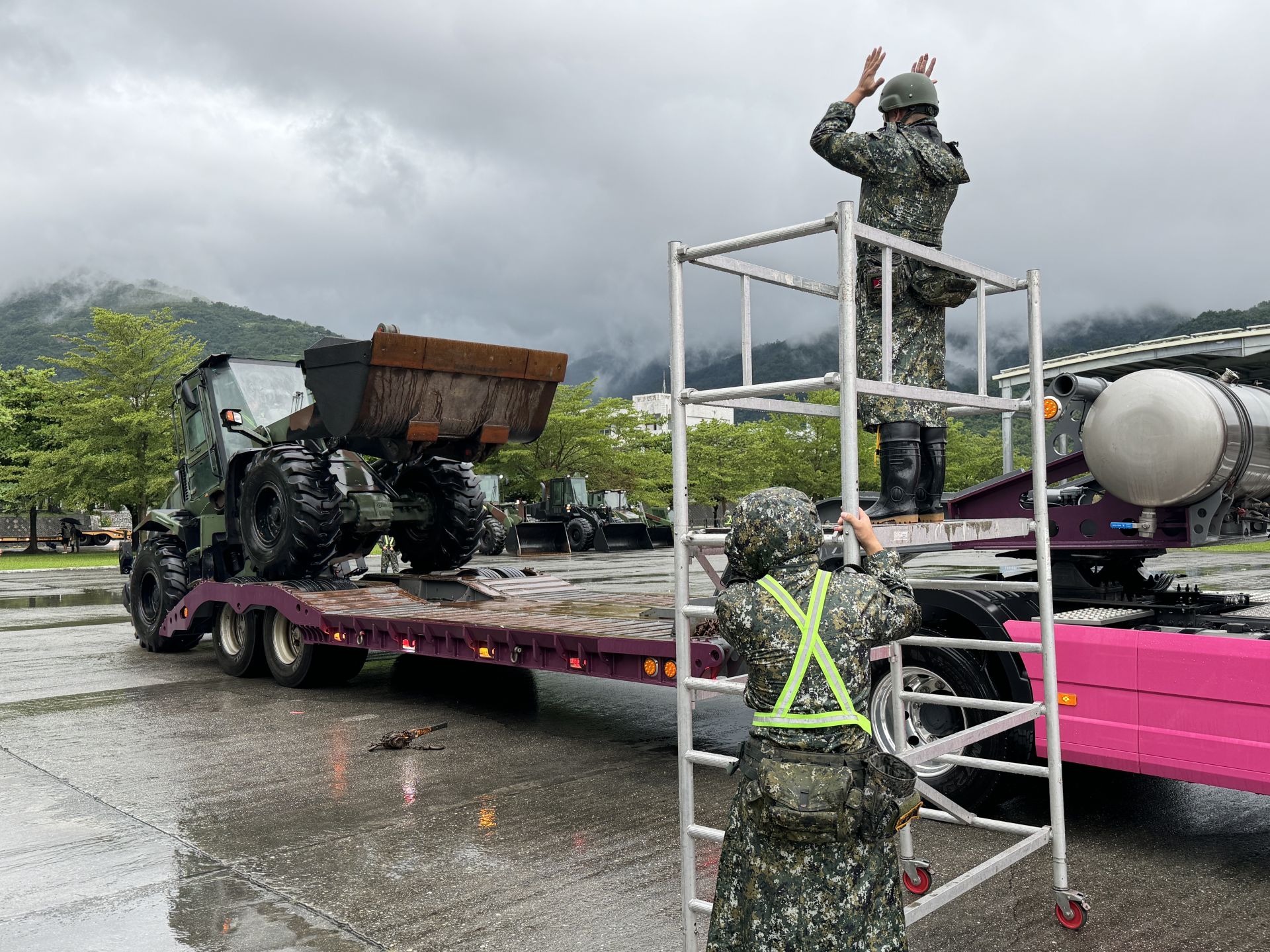 第2作戰區實施鏟裝車上板作業。（第2作戰區提供）