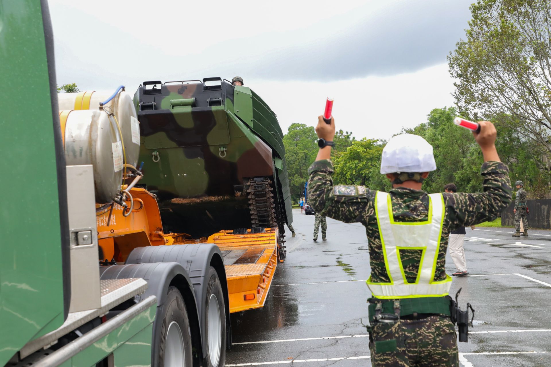 海軍陸戰隊登陸戰車大隊執行下板作業。（第2作戰區提供）