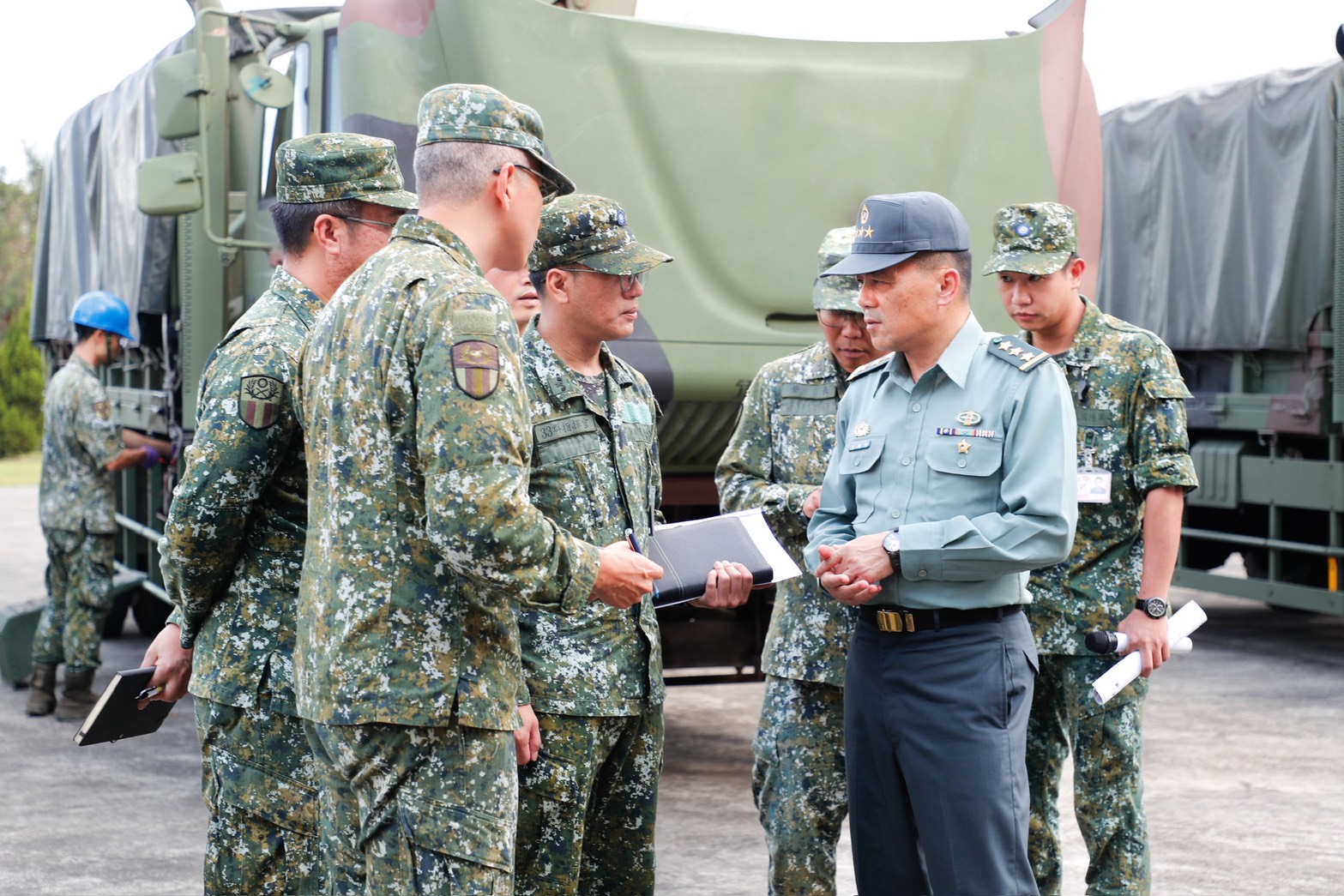 陸軍司令呂坤修上將視導第3作戰區災防整備，提醒周延災防整備作為。（陸軍司令部提供）