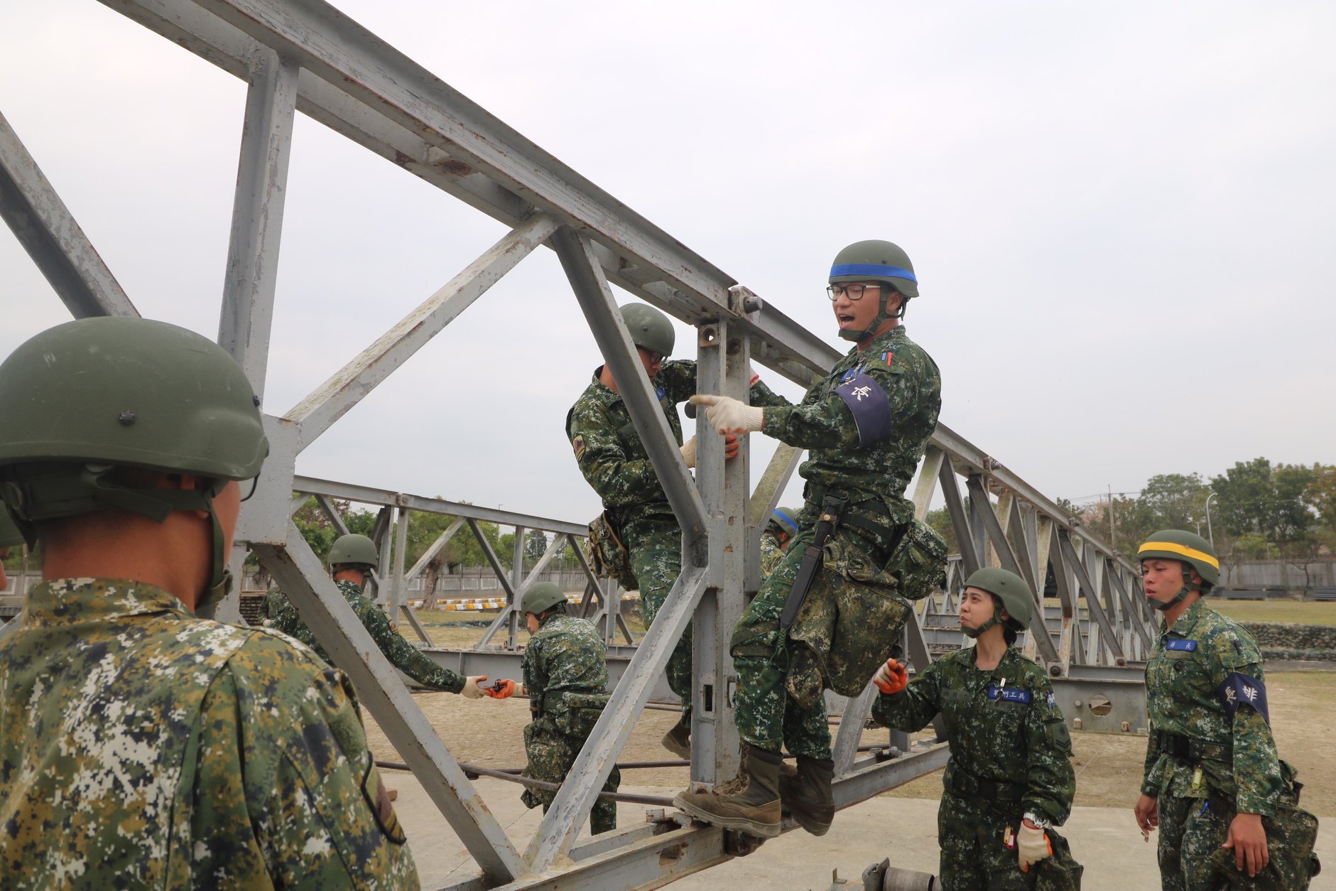  工兵執行M2框桁橋結構作業。（本報資料照片）